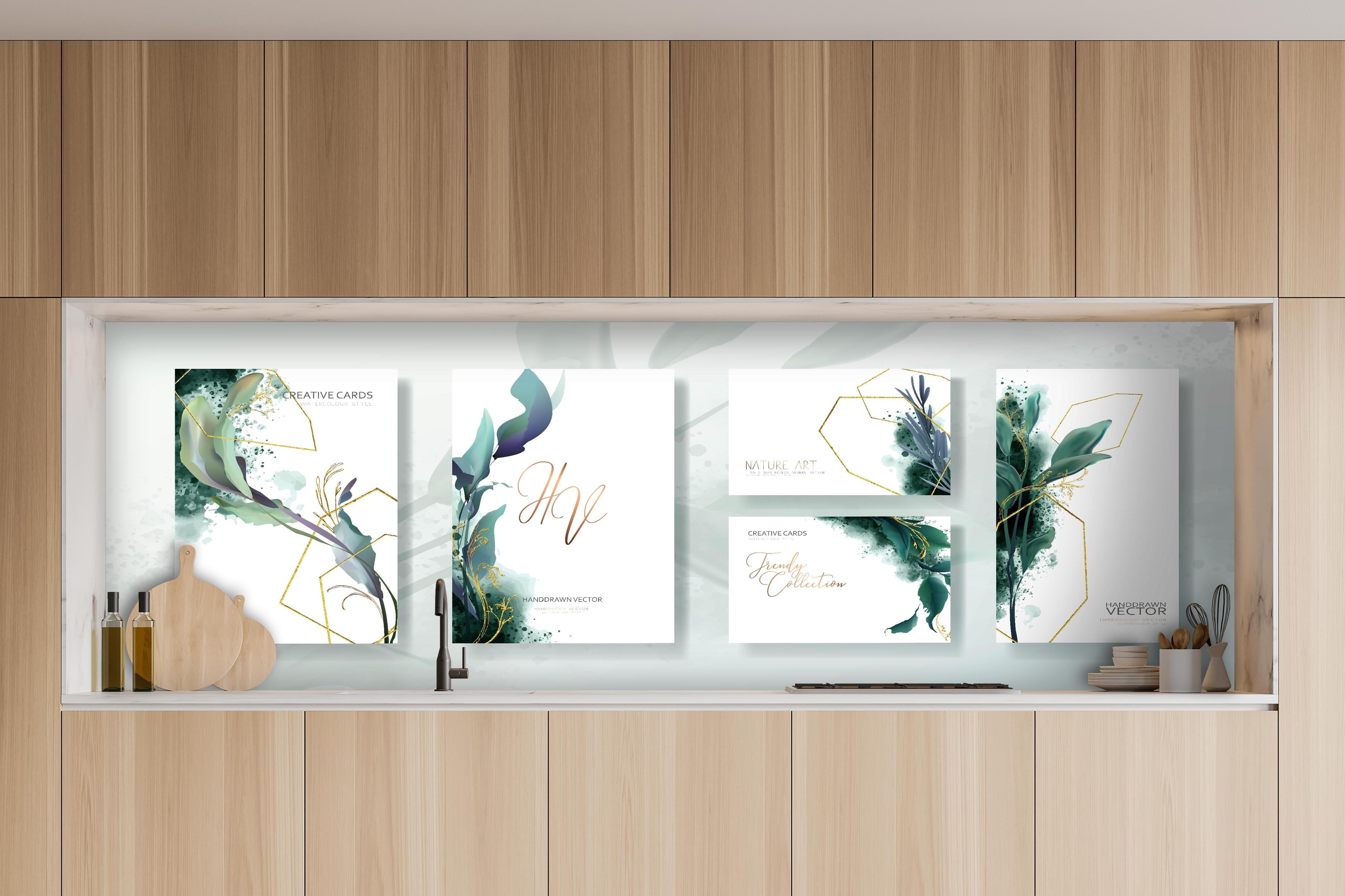 Küche - Moderne Abstrakte Kunst mit Goldakzenten hinter weißen Hochglanz-Küchenregalen und schwarzem Wasserhahn