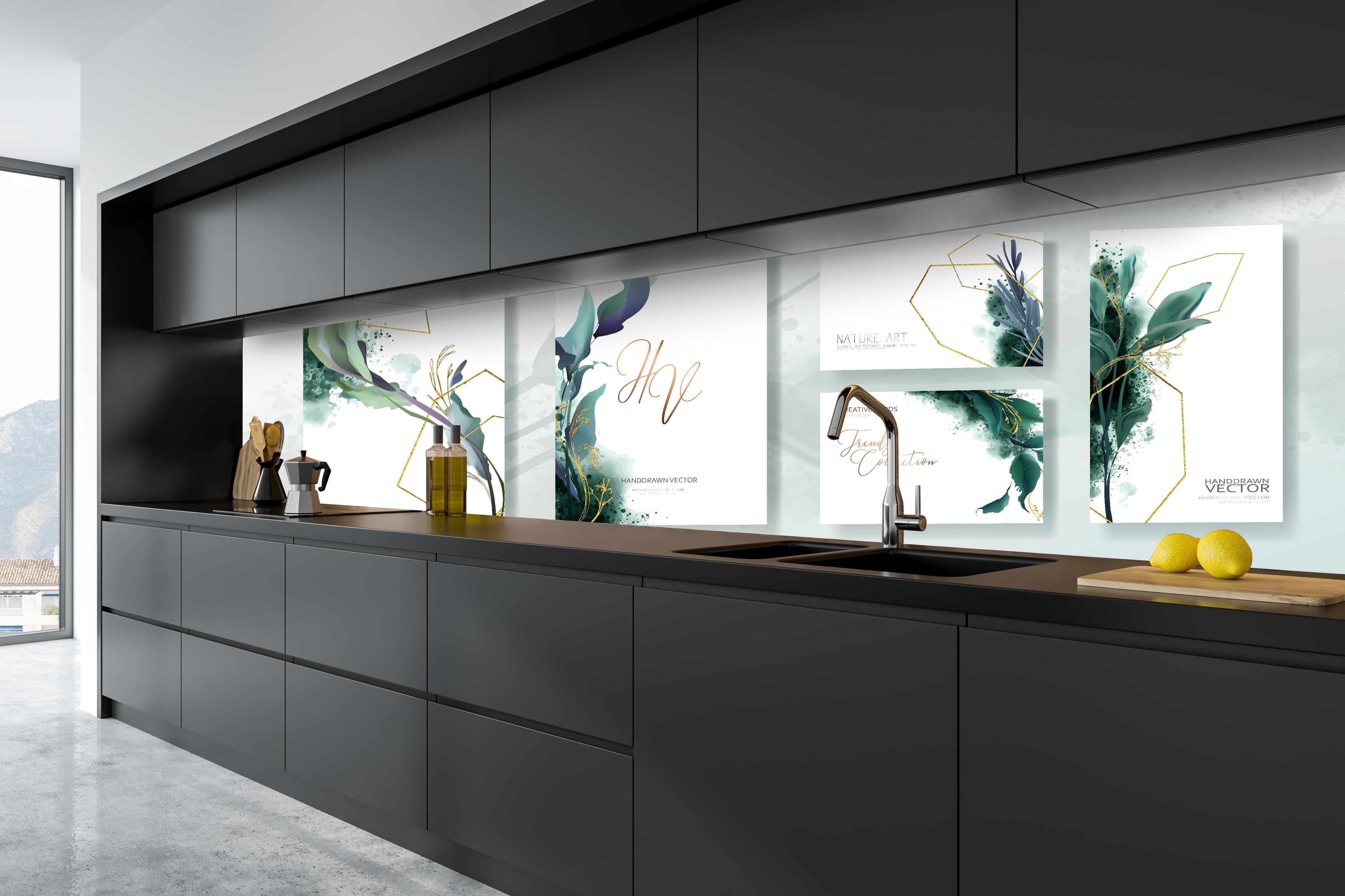 Küche - Moderne Abstrakte Kunst mit Goldakzenten hinter weißen Hochglanz-Küchenregalen und schwarzem Wasserhahn