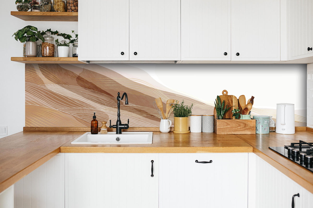 Küche - Moderne Abstrakte Linienzeichnung in Beige hinter weißen Hochglanz-Küchenregalen und schwarzem Wasserhahn