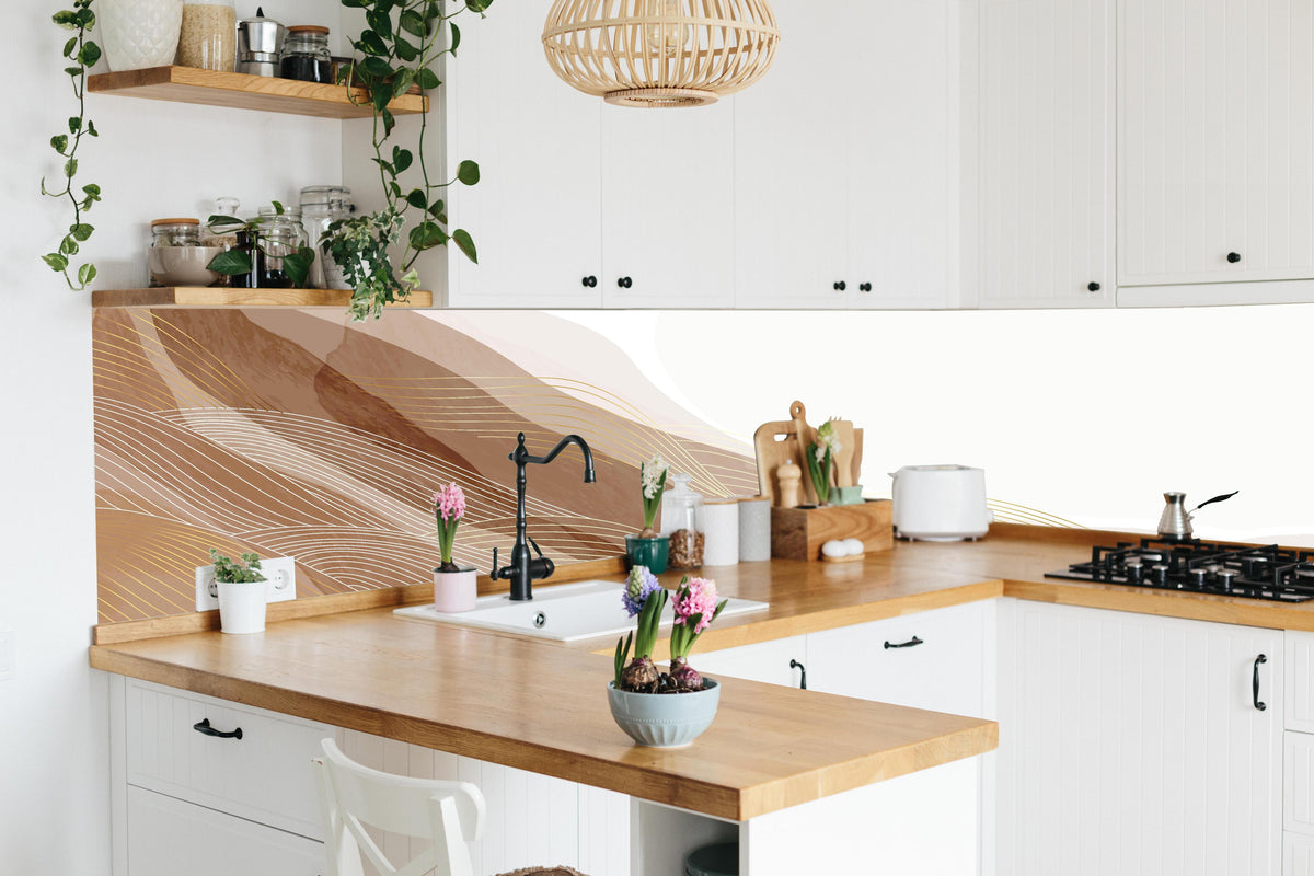Küche - Moderne Abstrakte Linienzeichnung in Beige hinter weißen Hochglanz-Küchenregalen und schwarzem Wasserhahn
