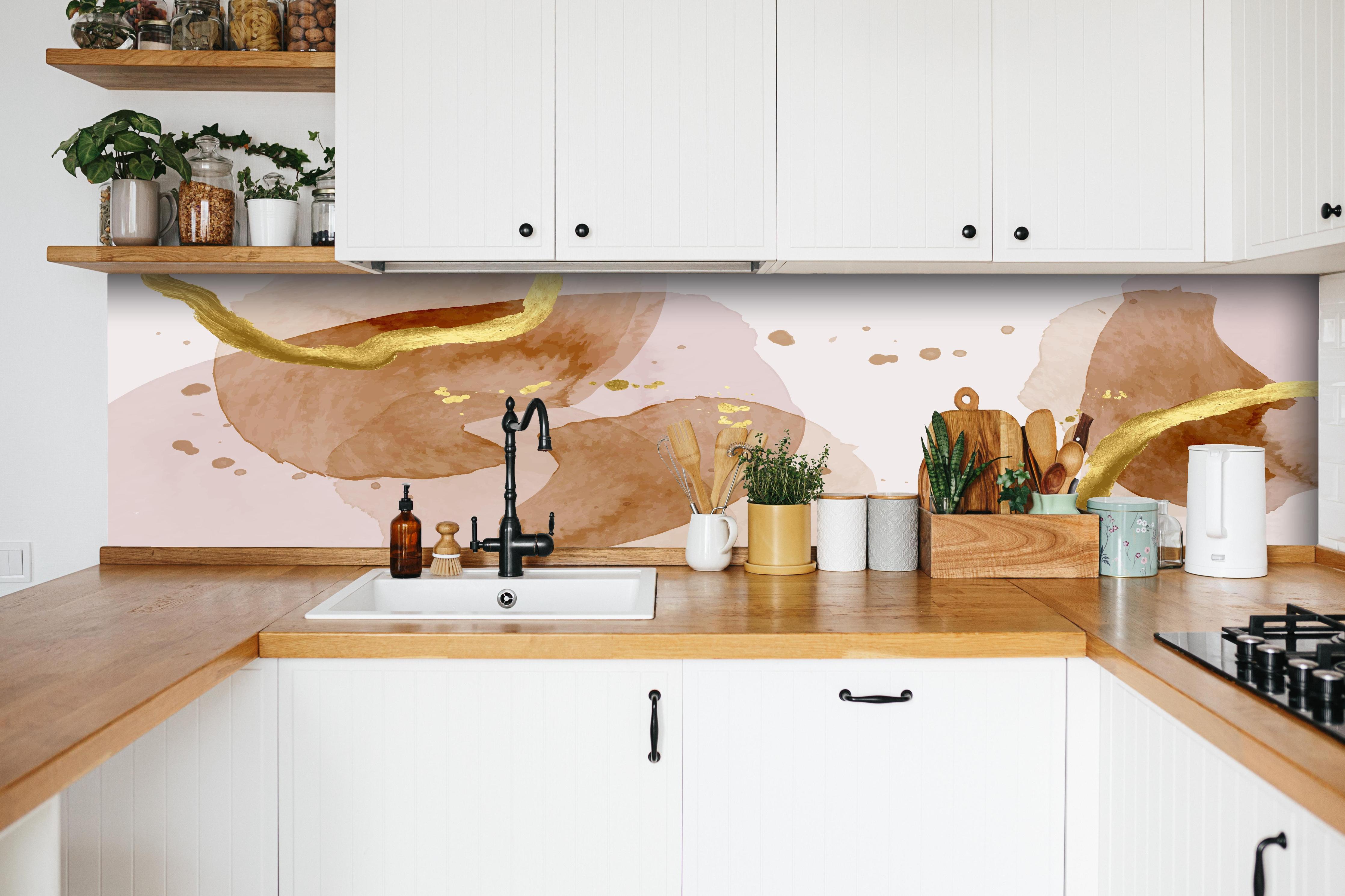Küche - Moderne Beige Aquarell Textur hinter weißen Hochglanz-Küchenregalen und schwarzem Wasserhahn