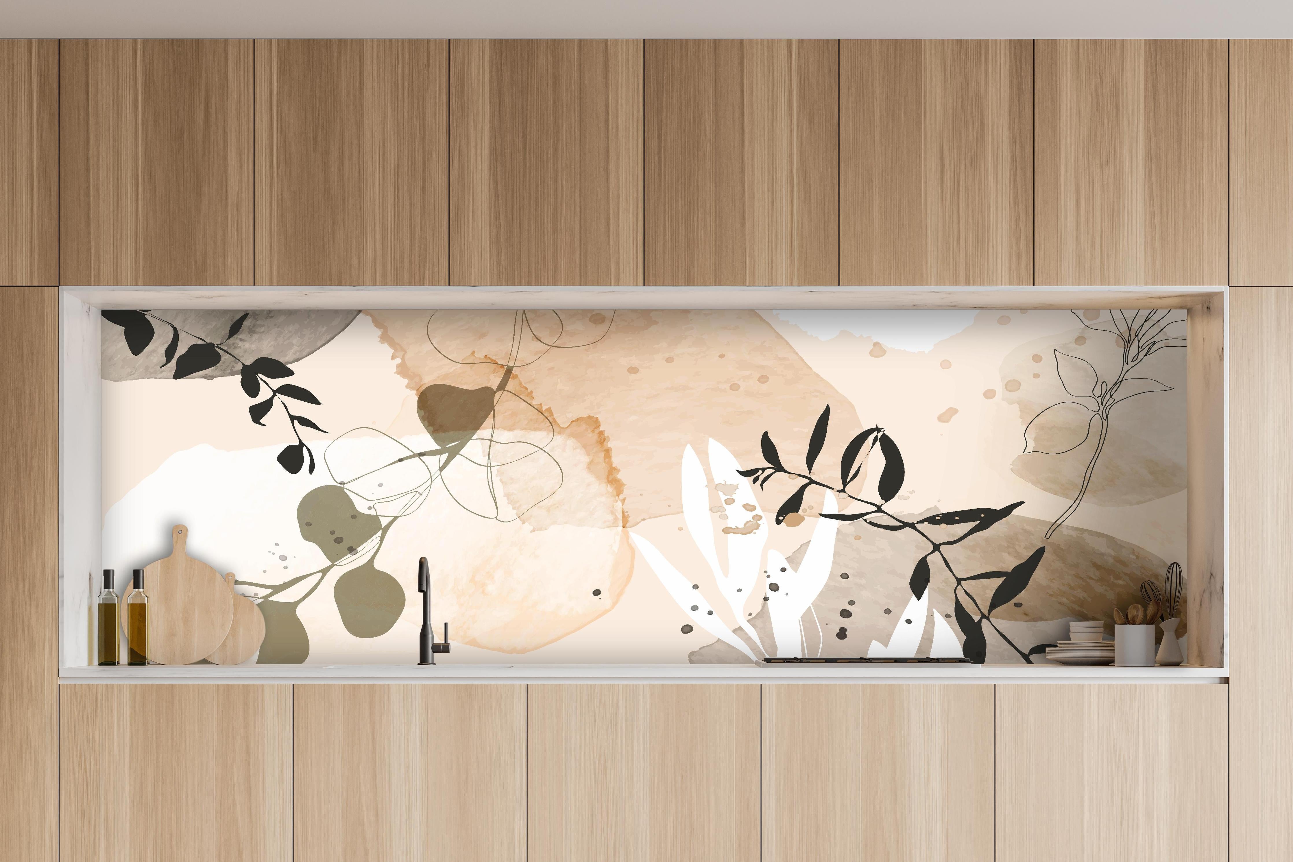 Küche - Moderne Beige-Braune Abstrakte Kunst hinter weißen Hochglanz-Küchenregalen und schwarzem Wasserhahn