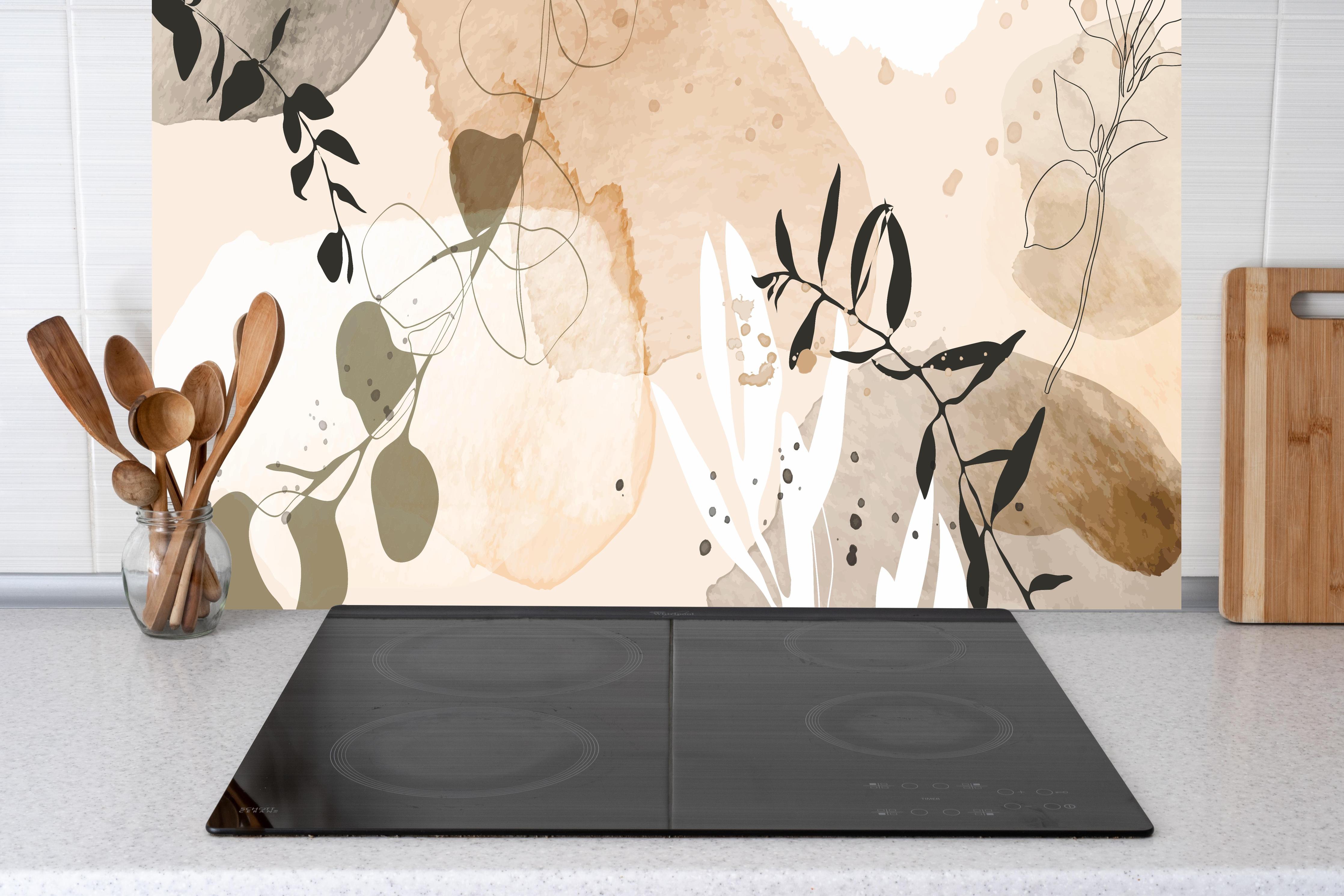 Küche - Moderne Beige-Braune Abstrakte Kunst hinter weißen Hochglanz-Küchenregalen und schwarzem Wasserhahn