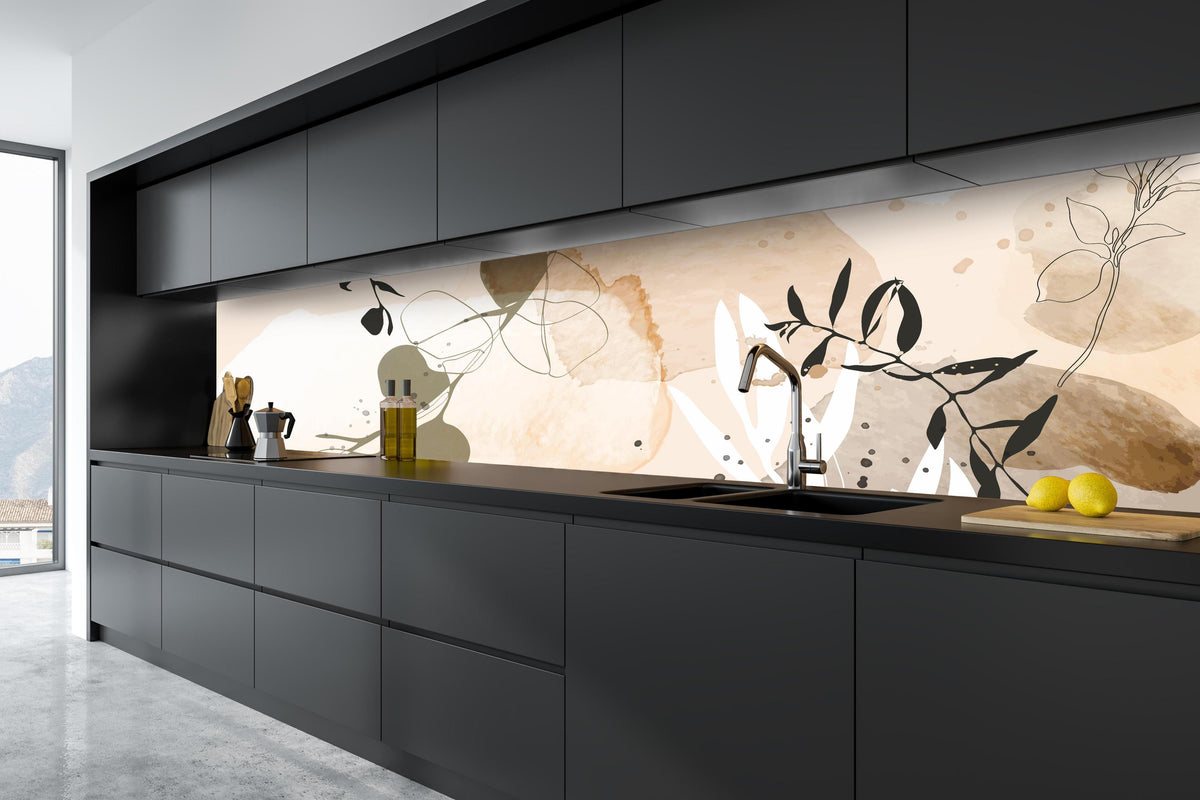 Küche - Moderne Beige-Braune Abstrakte Kunst hinter weißen Hochglanz-Küchenregalen und schwarzem Wasserhahn