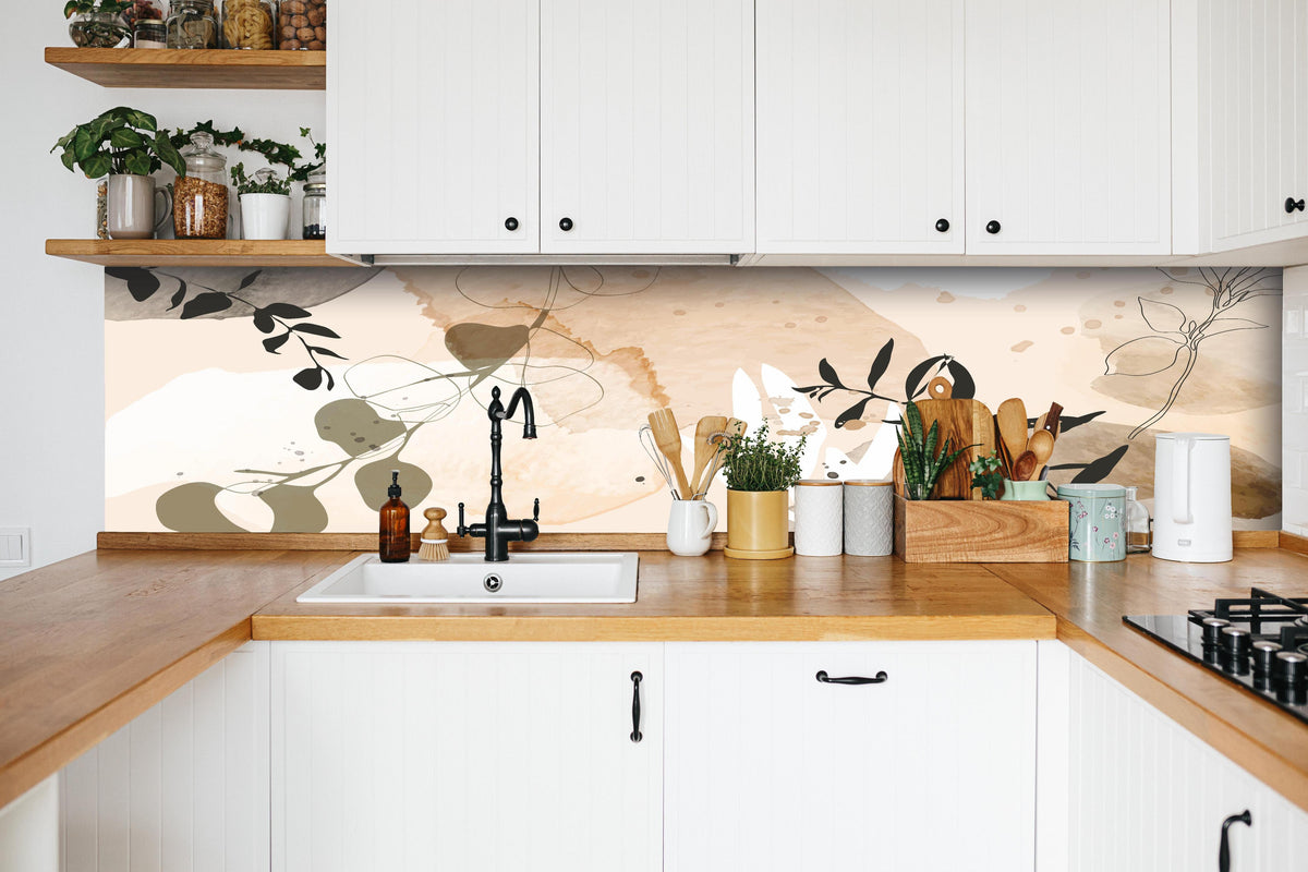 Küche - Moderne Beige-Braune Abstrakte Kunst hinter weißen Hochglanz-Küchenregalen und schwarzem Wasserhahn