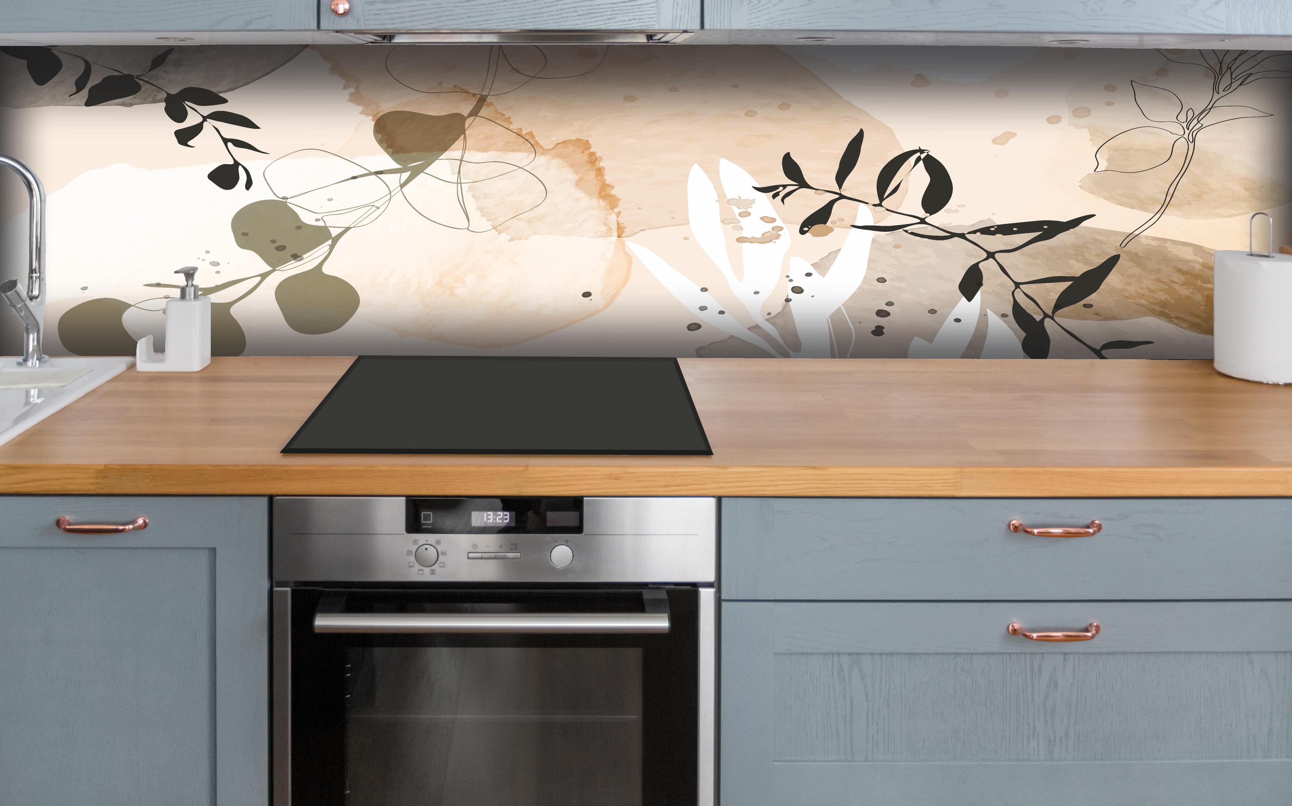 Küche - Moderne Beige-Braune Abstrakte Kunst hinter weißen Hochglanz-Küchenregalen und schwarzem Wasserhahn