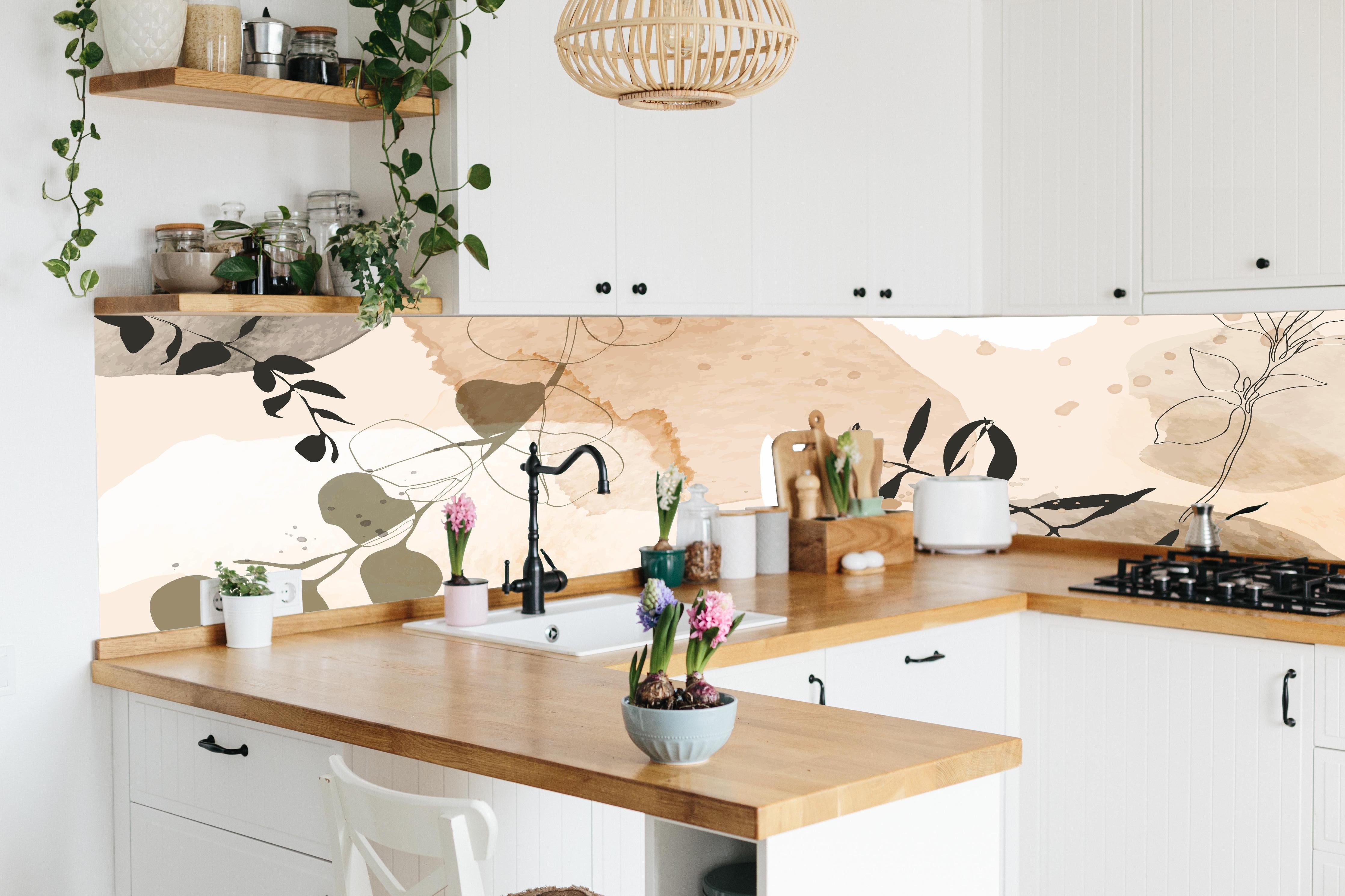 Küche - Moderne Beige-Braune Abstrakte Kunst hinter weißen Hochglanz-Küchenregalen und schwarzem Wasserhahn