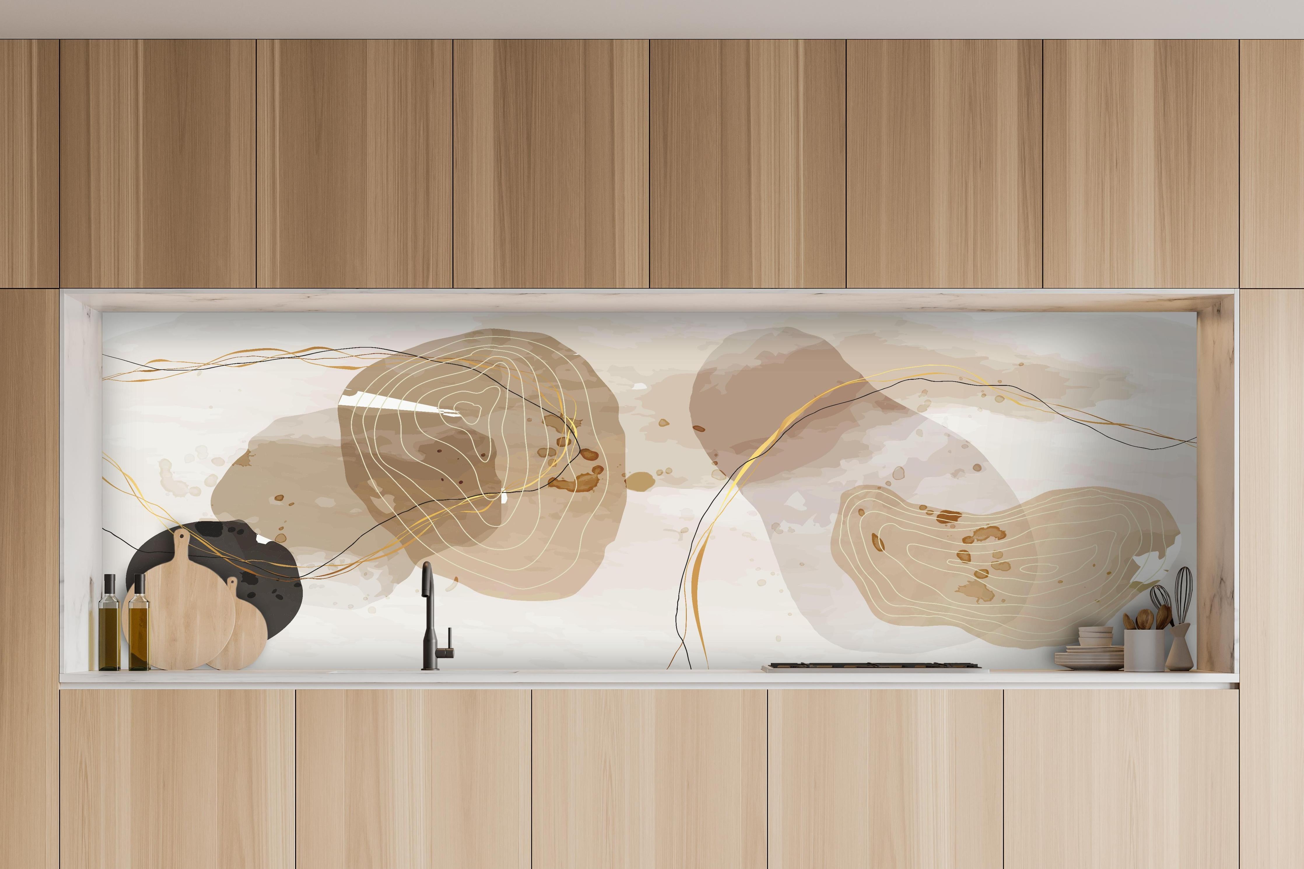 Küche - Moderne Beige-Braune Abstrakte Kunstformen hinter weißen Hochglanz-Küchenregalen und schwarzem Wasserhahn