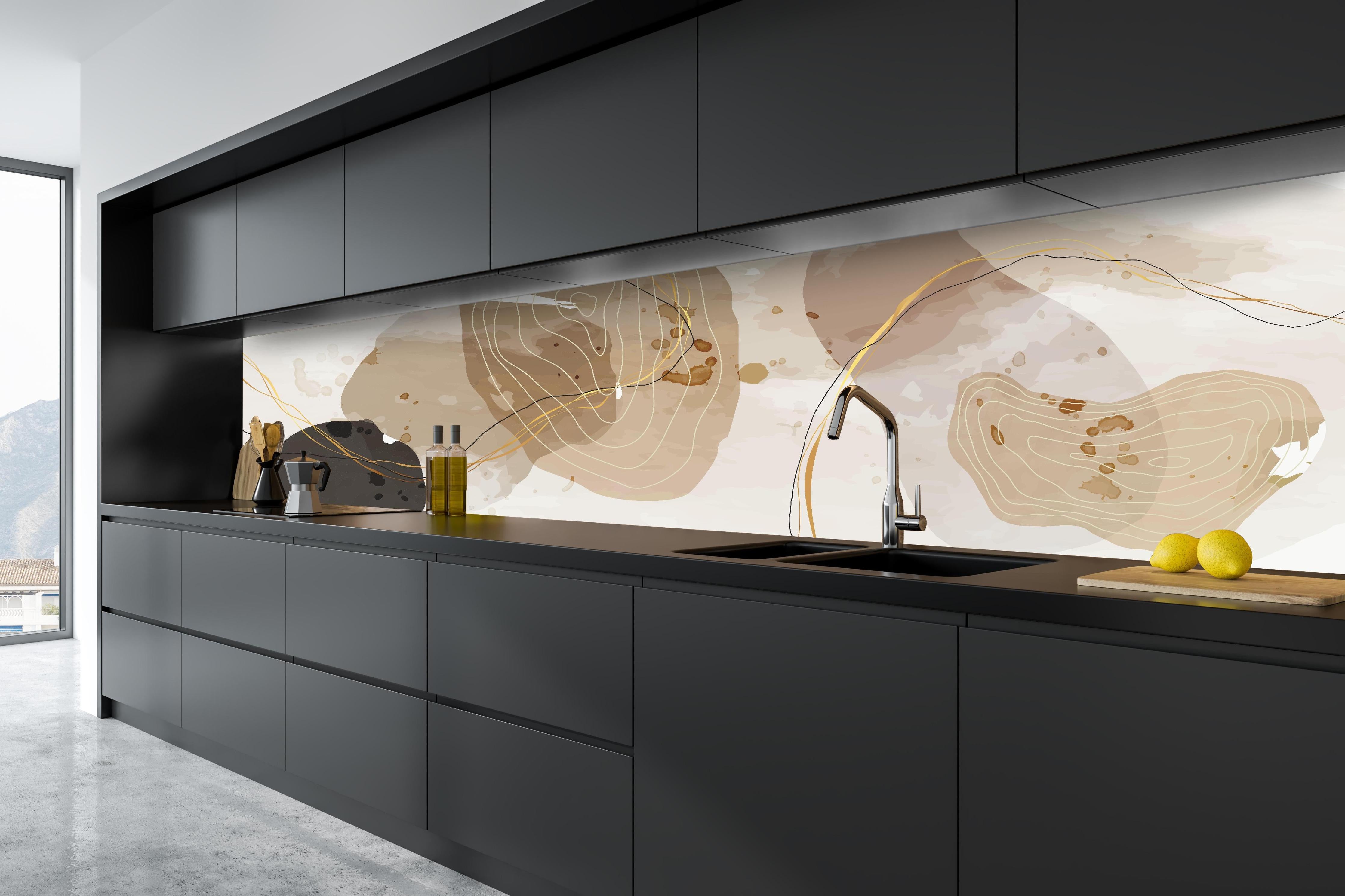 Küche - Moderne Beige-Braune Abstrakte Kunstformen hinter weißen Hochglanz-Küchenregalen und schwarzem Wasserhahn