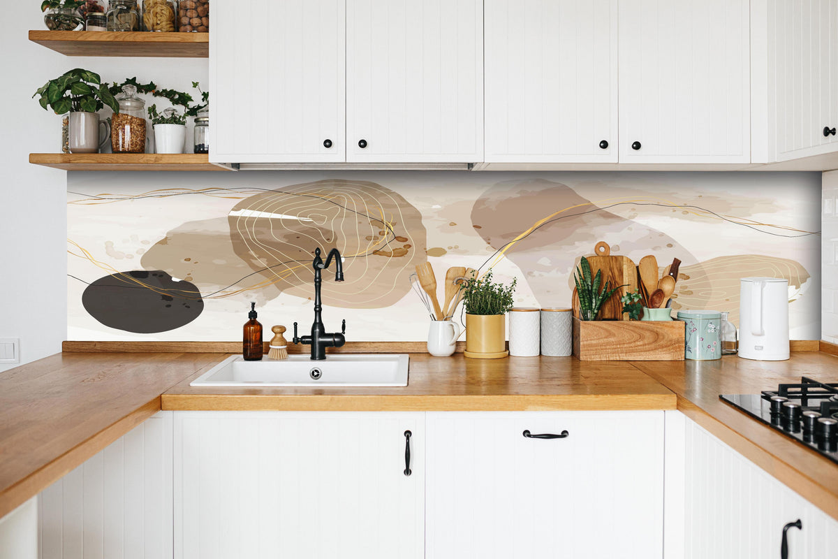 Küche - Moderne Beige-Braune Abstrakte Kunstformen hinter weißen Hochglanz-Küchenregalen und schwarzem Wasserhahn