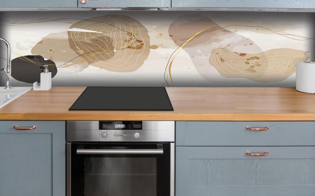 Küche - Moderne Beige-Braune Abstrakte Kunstformen hinter weißen Hochglanz-Küchenregalen und schwarzem Wasserhahn