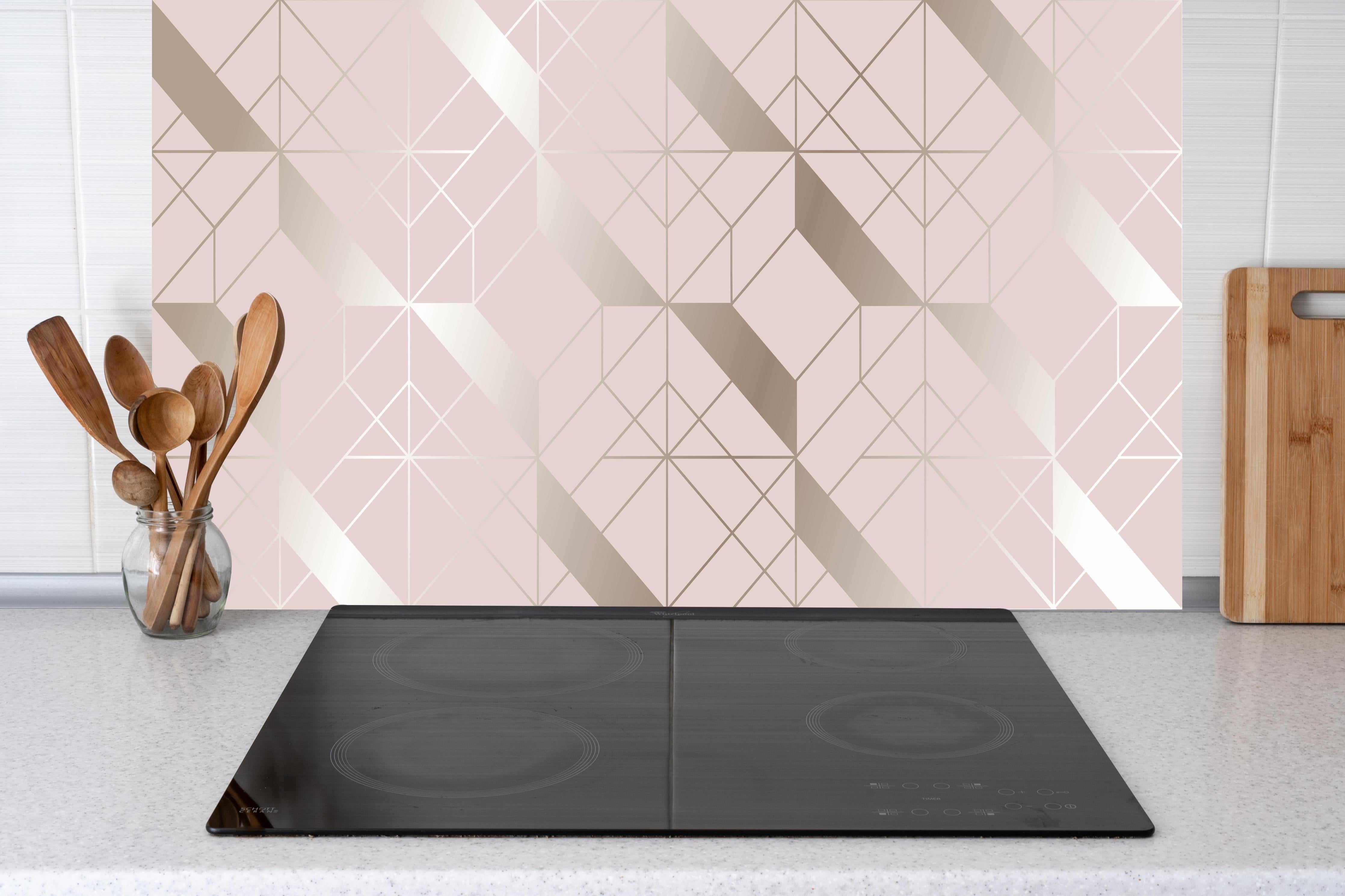 Küche - Moderne Beige-Grau Geometrie Muster hinter weißen Hochglanz-Küchenregalen und schwarzem Wasserhahn