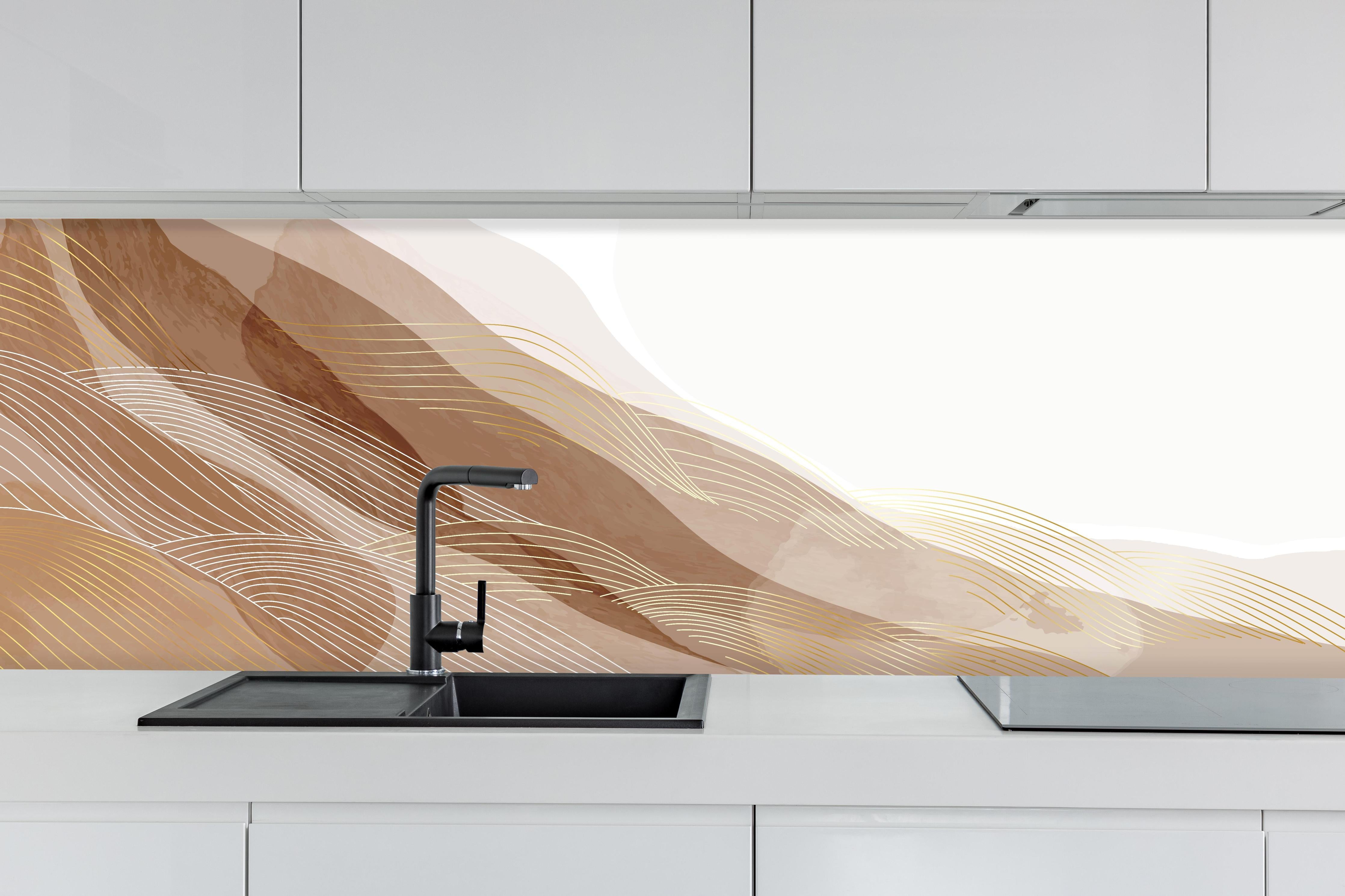 Küche - Moderne Beige Linienstruktur als Kunst hinter weißen Hochglanz-Küchenregalen und schwarzem Wasserhahn