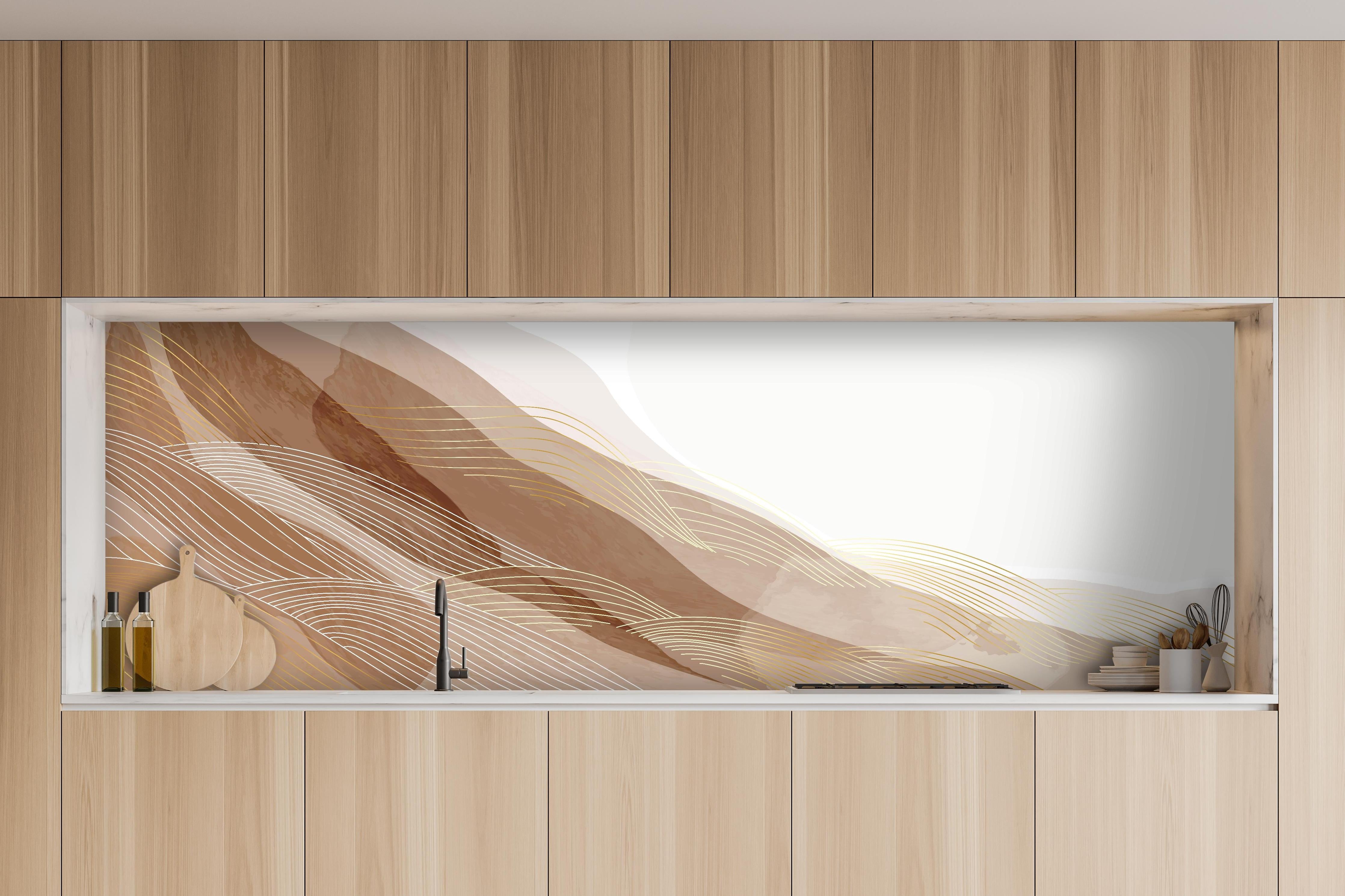 Küche - Moderne Beige Linienstruktur als Kunst hinter weißen Hochglanz-Küchenregalen und schwarzem Wasserhahn