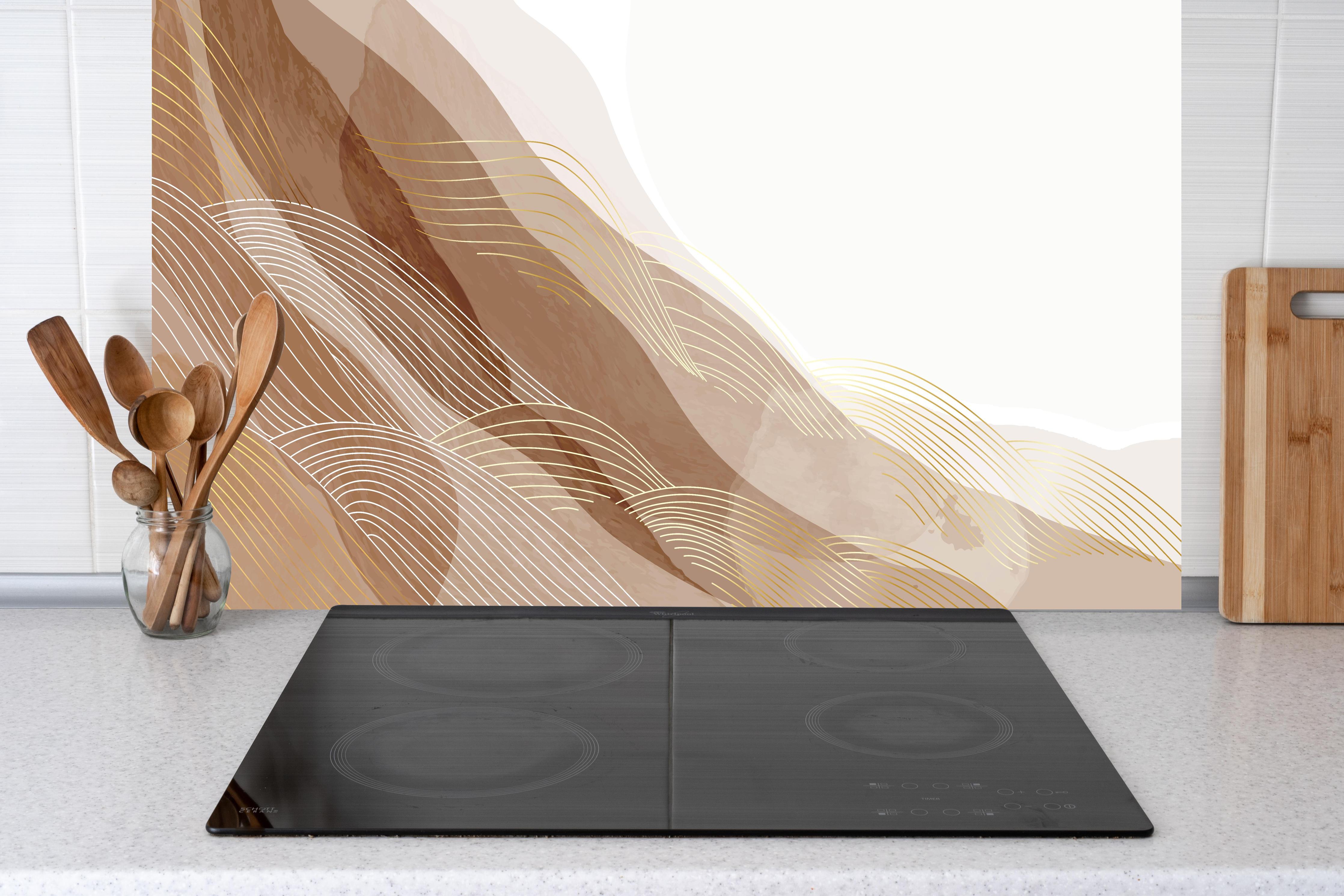 Küche - Moderne Beige Linienstruktur als Kunst hinter weißen Hochglanz-Küchenregalen und schwarzem Wasserhahn