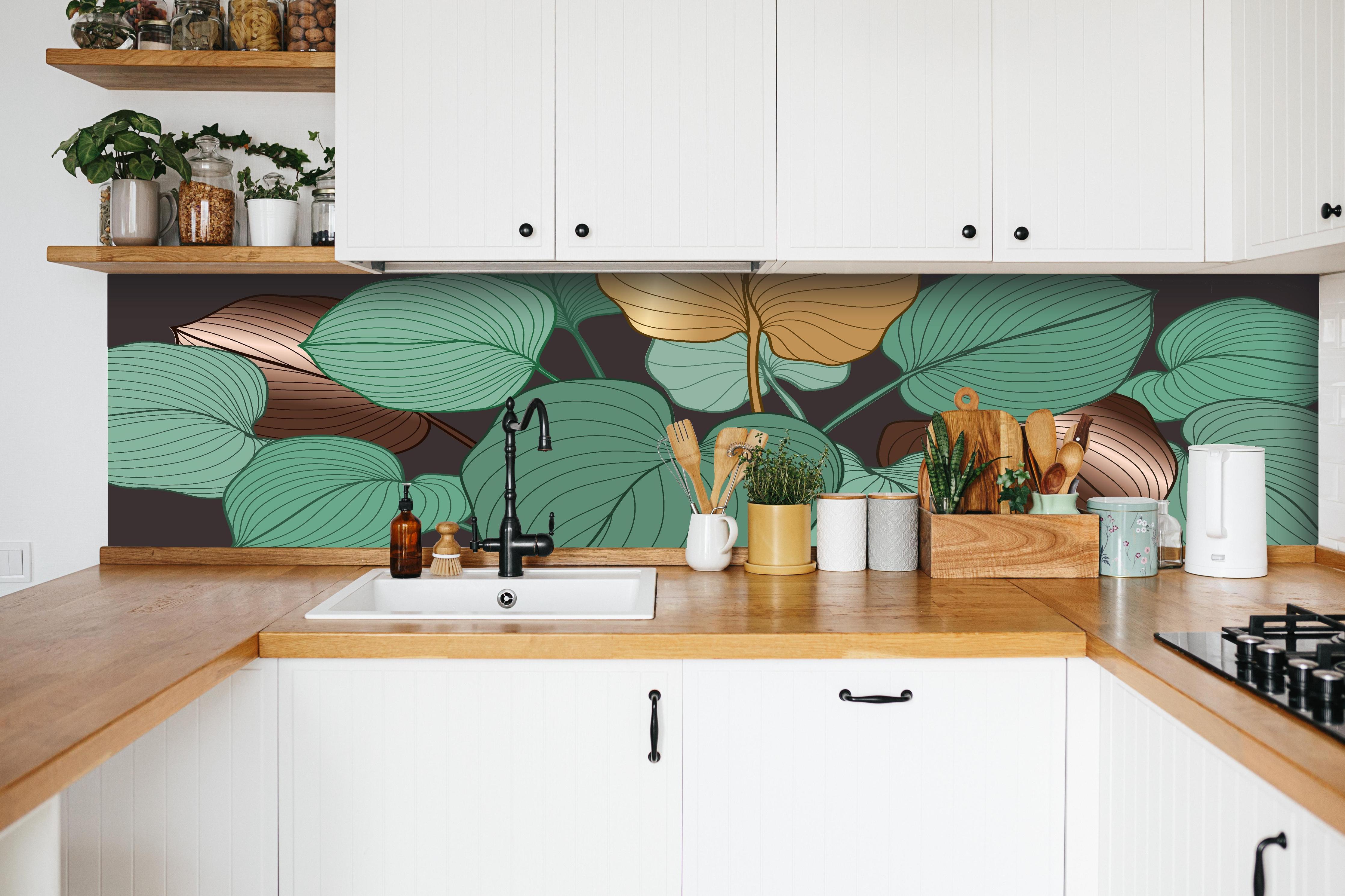 Küche - Moderne Blattlinien Kunst in Erdtönen hinter weißen Hochglanz-Küchenregalen und schwarzem Wasserhahn