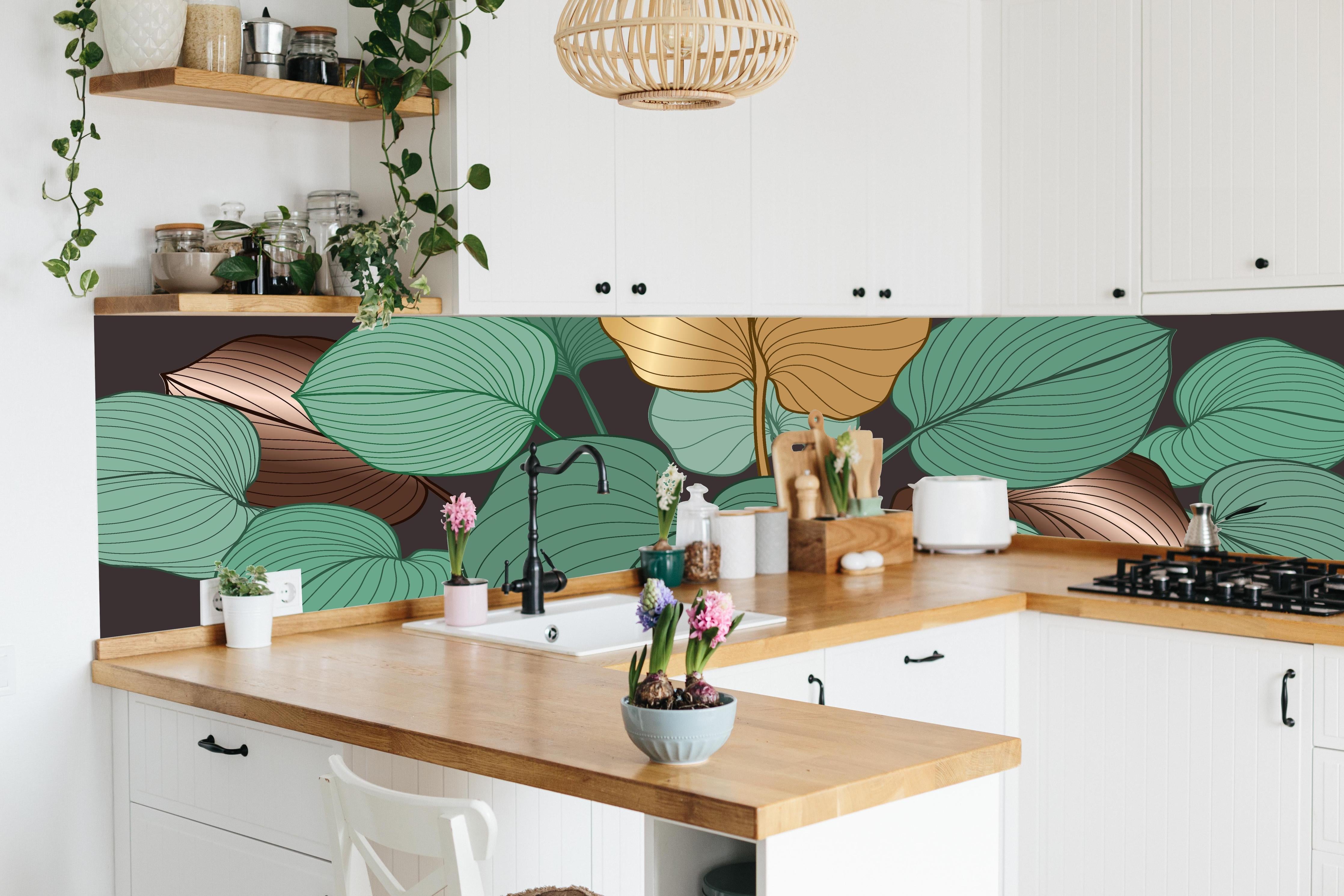 Küche - Moderne Blattlinien Kunst in Erdtönen hinter weißen Hochglanz-Küchenregalen und schwarzem Wasserhahn