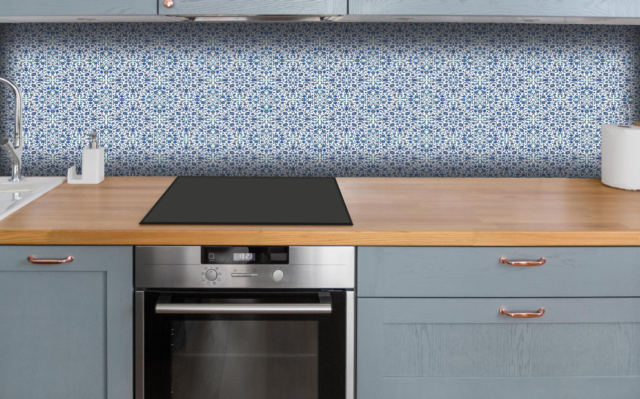 Küche - Moderne Blau-Graue Textur Kunstwerk hinter weißen Hochglanz-Küchenregalen und schwarzem Wasserhahn