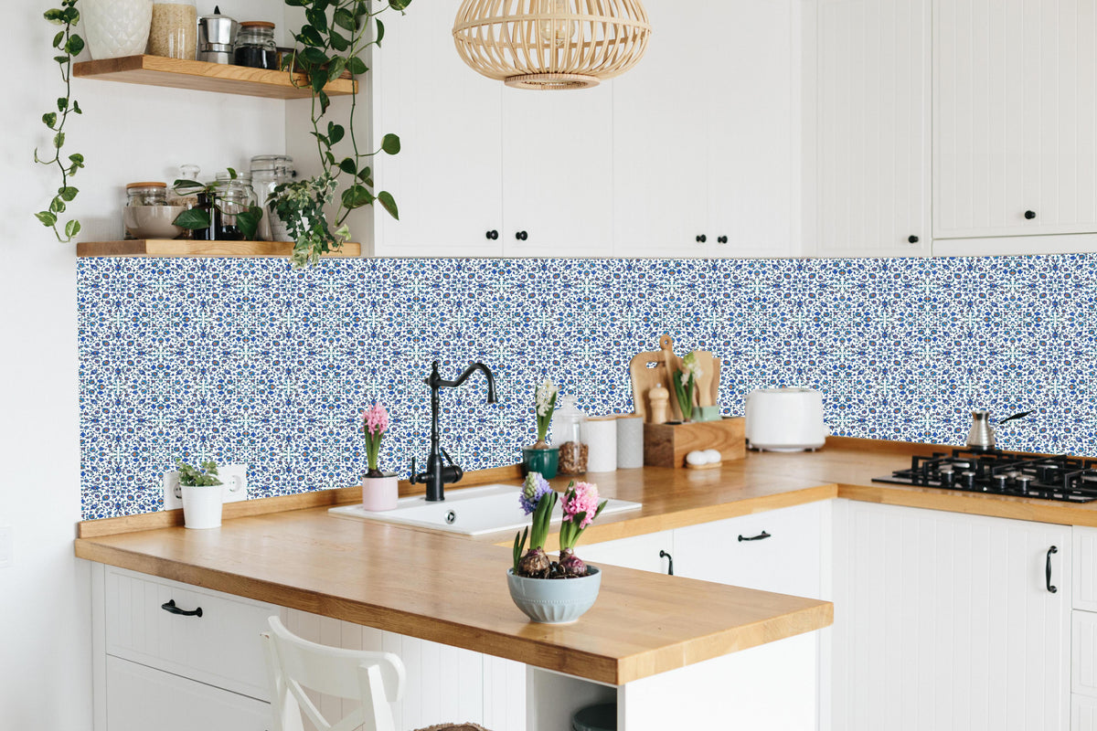 Küche - Moderne Blau-Graue Textur Kunstwerk hinter weißen Hochglanz-Küchenregalen und schwarzem Wasserhahn