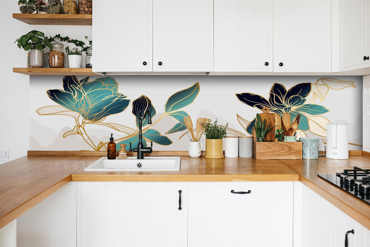Küche - Moderne Blaue Blumen Kunstdruck-Illustration hinter weißen Hochglanz-Küchenregalen und schwarzem Wasserhahn