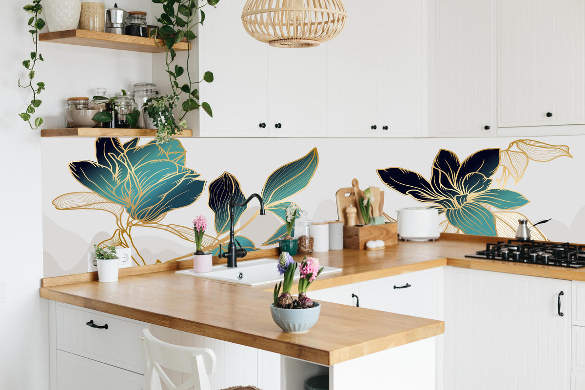 Küche - Moderne Blaue Blumen Kunstdruck-Illustration hinter weißen Hochglanz-Küchenregalen und schwarzem Wasserhahn