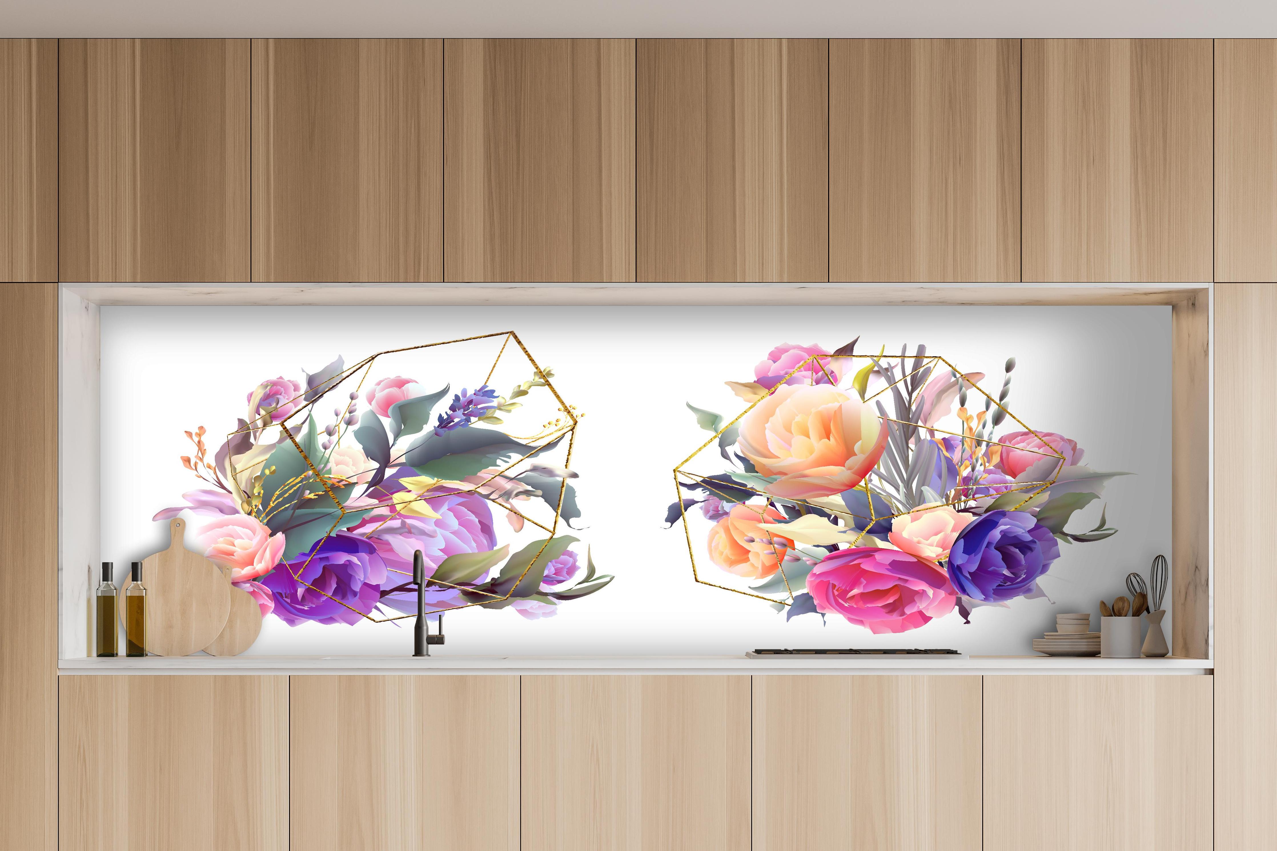 Küche - Moderne Blumenkunst mit geometrischem Stil hinter weißen Hochglanz-Küchenregalen und schwarzem Wasserhahn