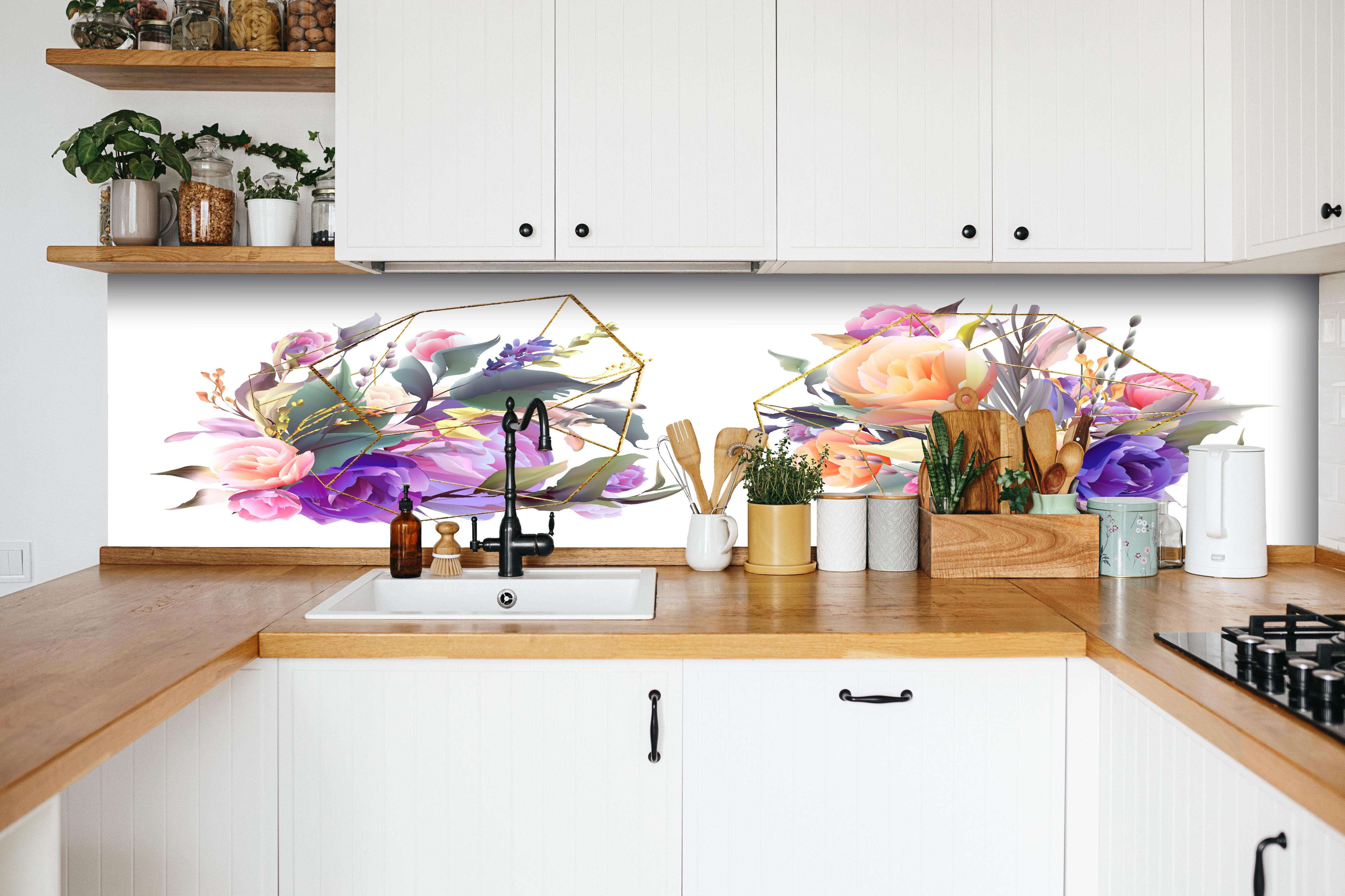 Küche - Moderne Blumenkunst mit geometrischem Stil hinter weißen Hochglanz-Küchenregalen und schwarzem Wasserhahn