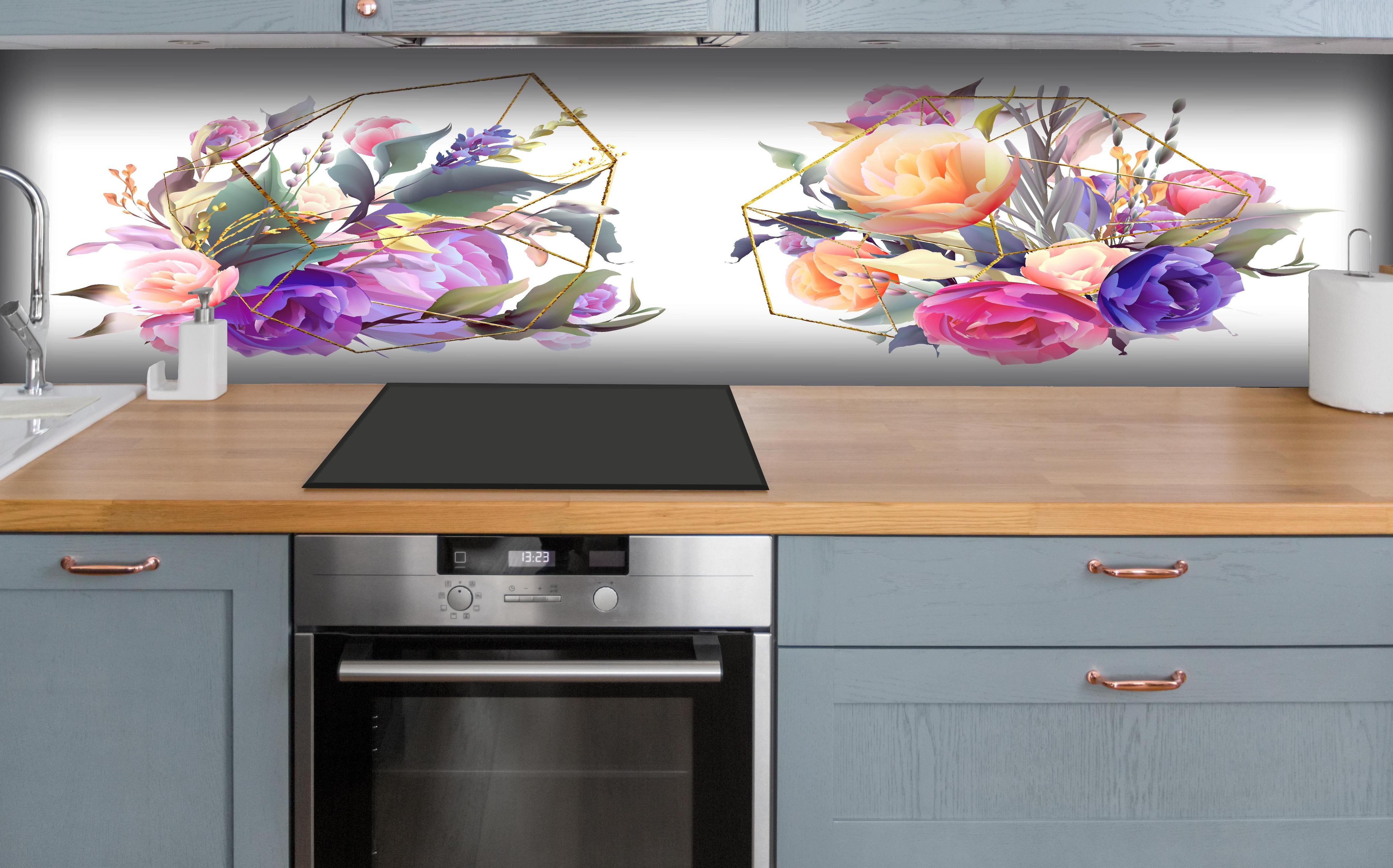 Küche - Moderne Blumenkunst mit geometrischem Stil hinter weißen Hochglanz-Küchenregalen und schwarzem Wasserhahn