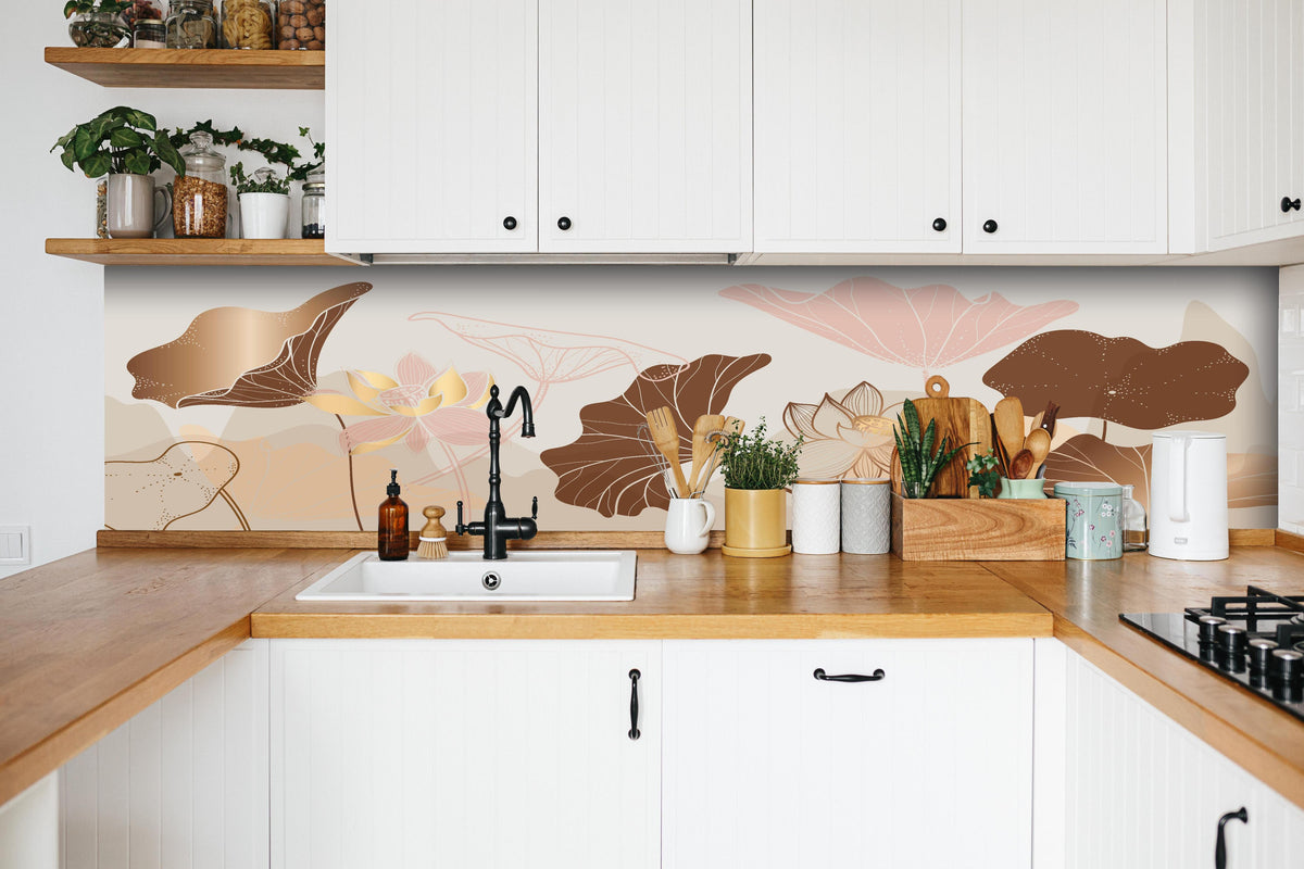 Küche - Moderne Floral Art in Beige und Braun hinter weißen Hochglanz-Küchenregalen und schwarzem Wasserhahn