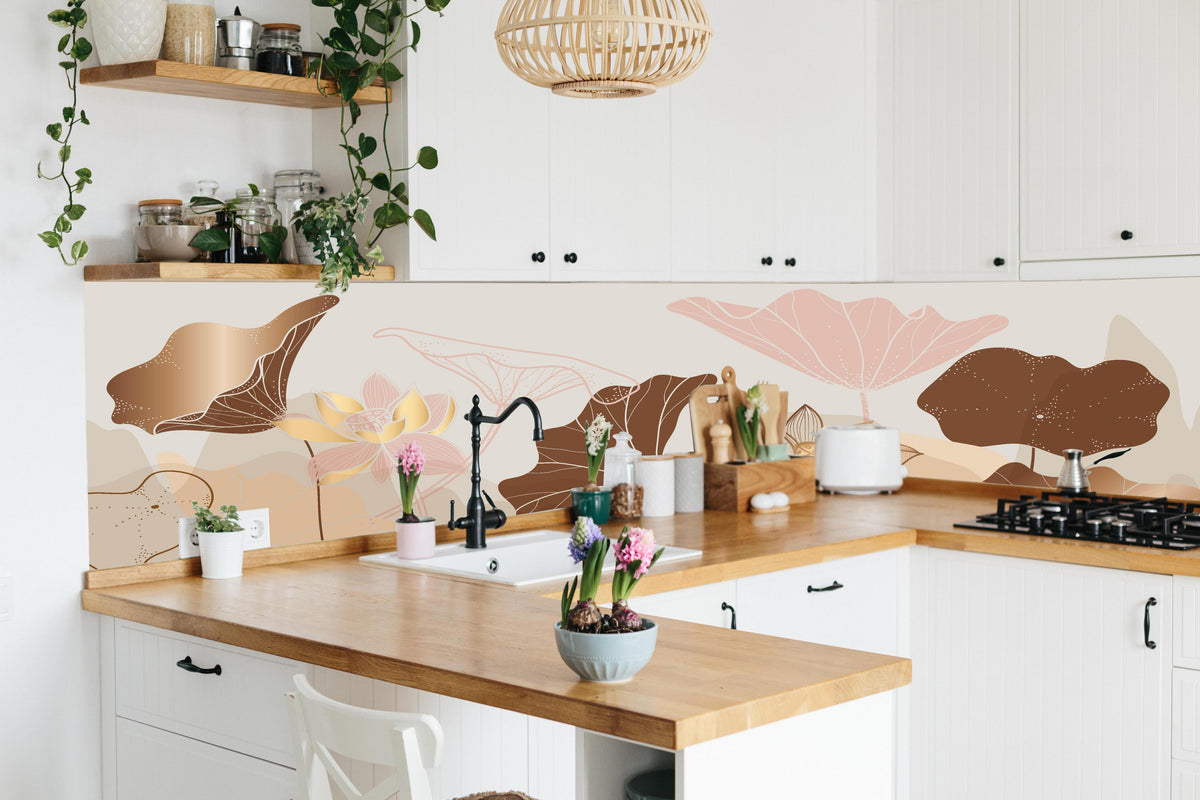 Küche - Moderne Floral Art in Beige und Braun hinter weißen Hochglanz-Küchenregalen und schwarzem Wasserhahn