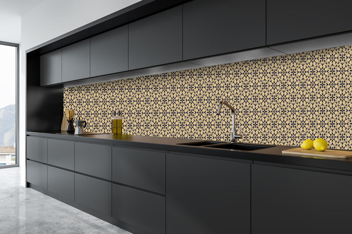 Küche - Moderne Gelb-Schwarze Muster Textur hinter weißen Hochglanz-Küchenregalen und schwarzem Wasserhahn