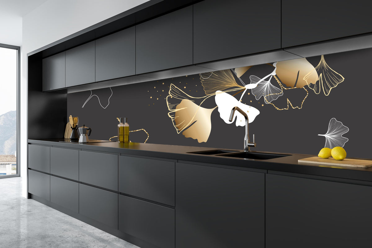 Küche - Moderne Gold-Schwarz Schmetterlingsillustration hinter weißen Hochglanz-Küchenregalen und schwarzem Wasserhahn