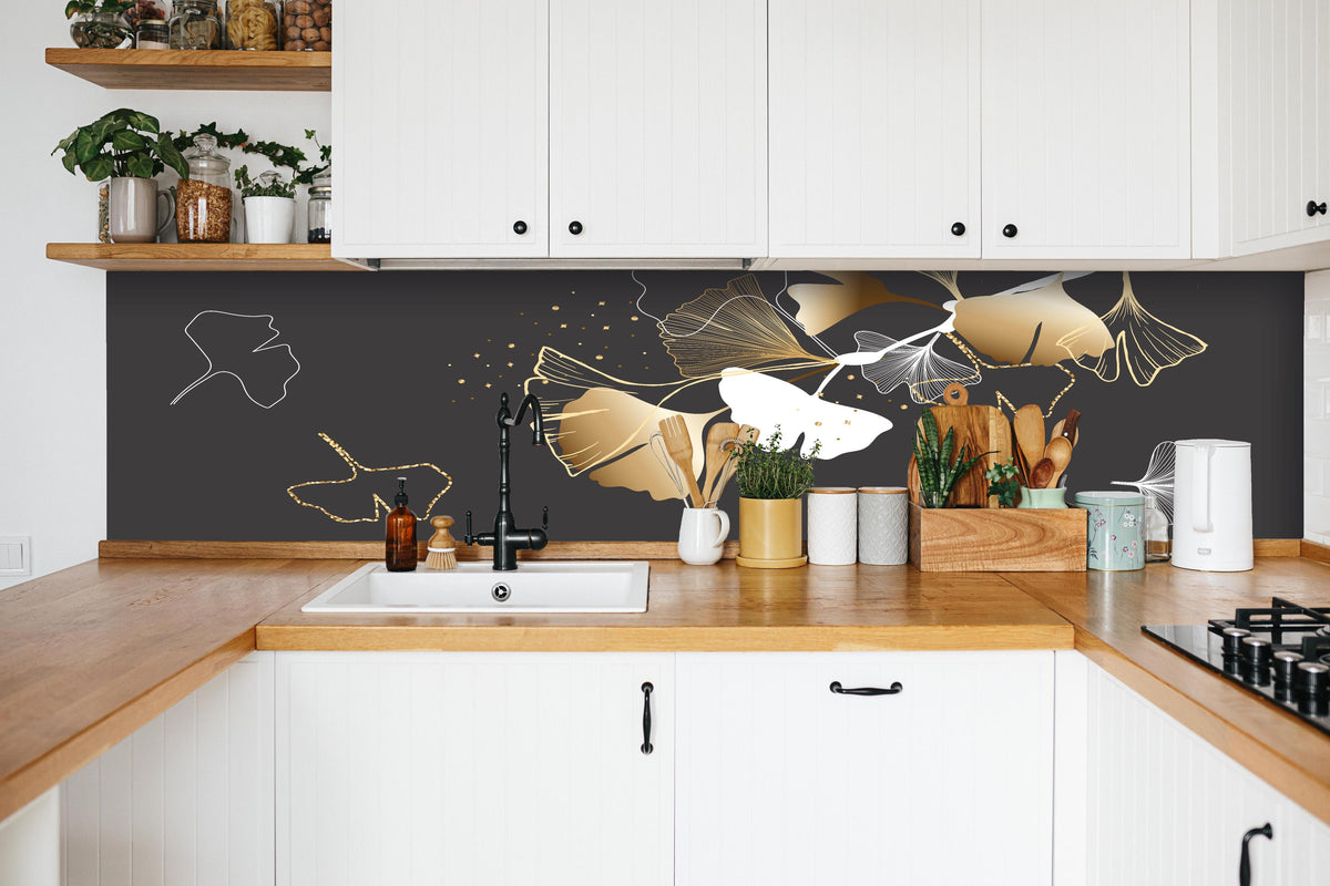 Küche - Moderne Gold-Schwarz Schmetterlingsillustration hinter weißen Hochglanz-Küchenregalen und schwarzem Wasserhahn