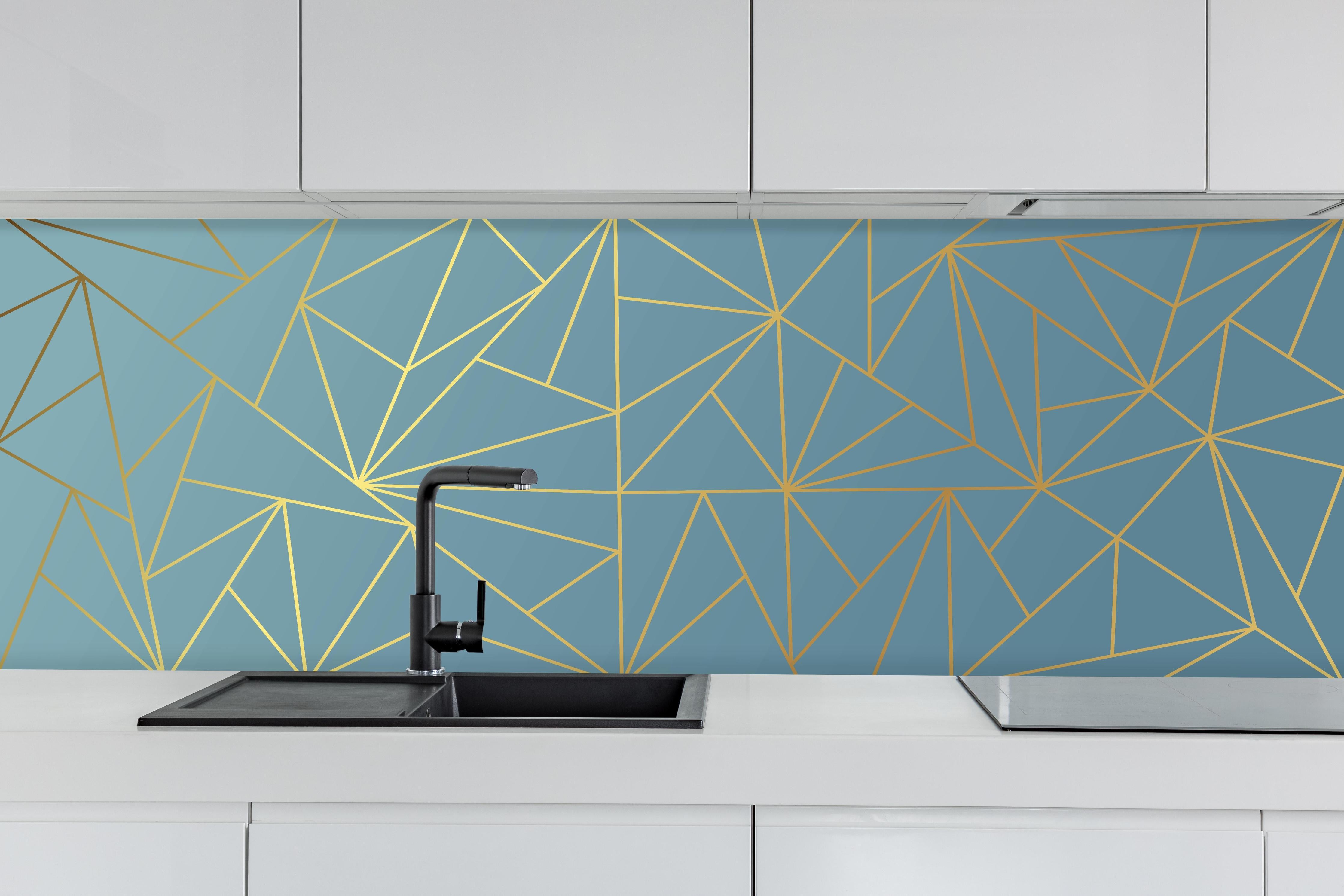 Küche - Moderne GoldLine Geometrie auf Blau hinter weißen Hochglanz-Küchenregalen und schwarzem Wasserhahn