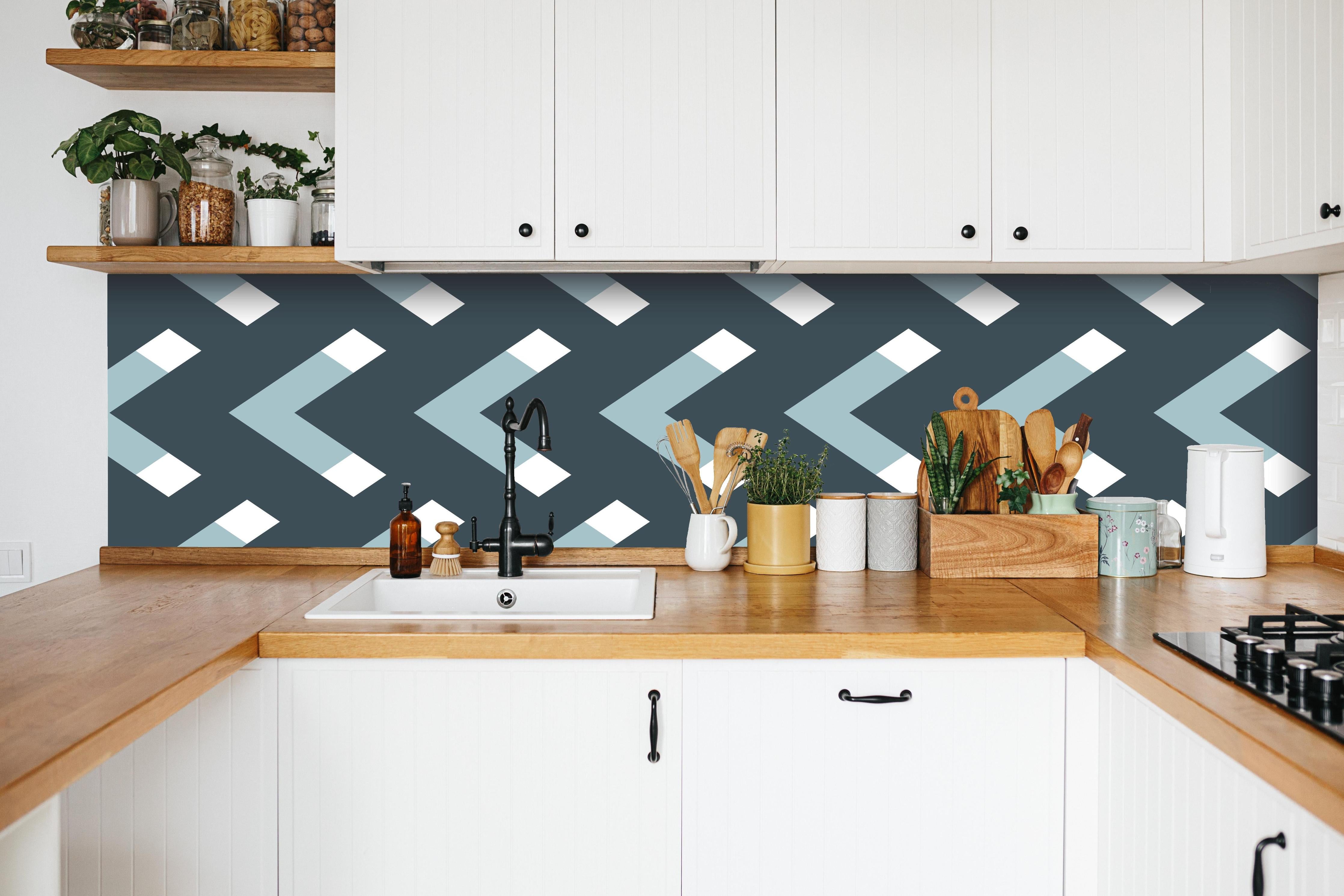 Küche - Moderne Grau-Weiß Chevron Design Tapete hinter weißen Hochglanz-Küchenregalen und schwarzem Wasserhahn