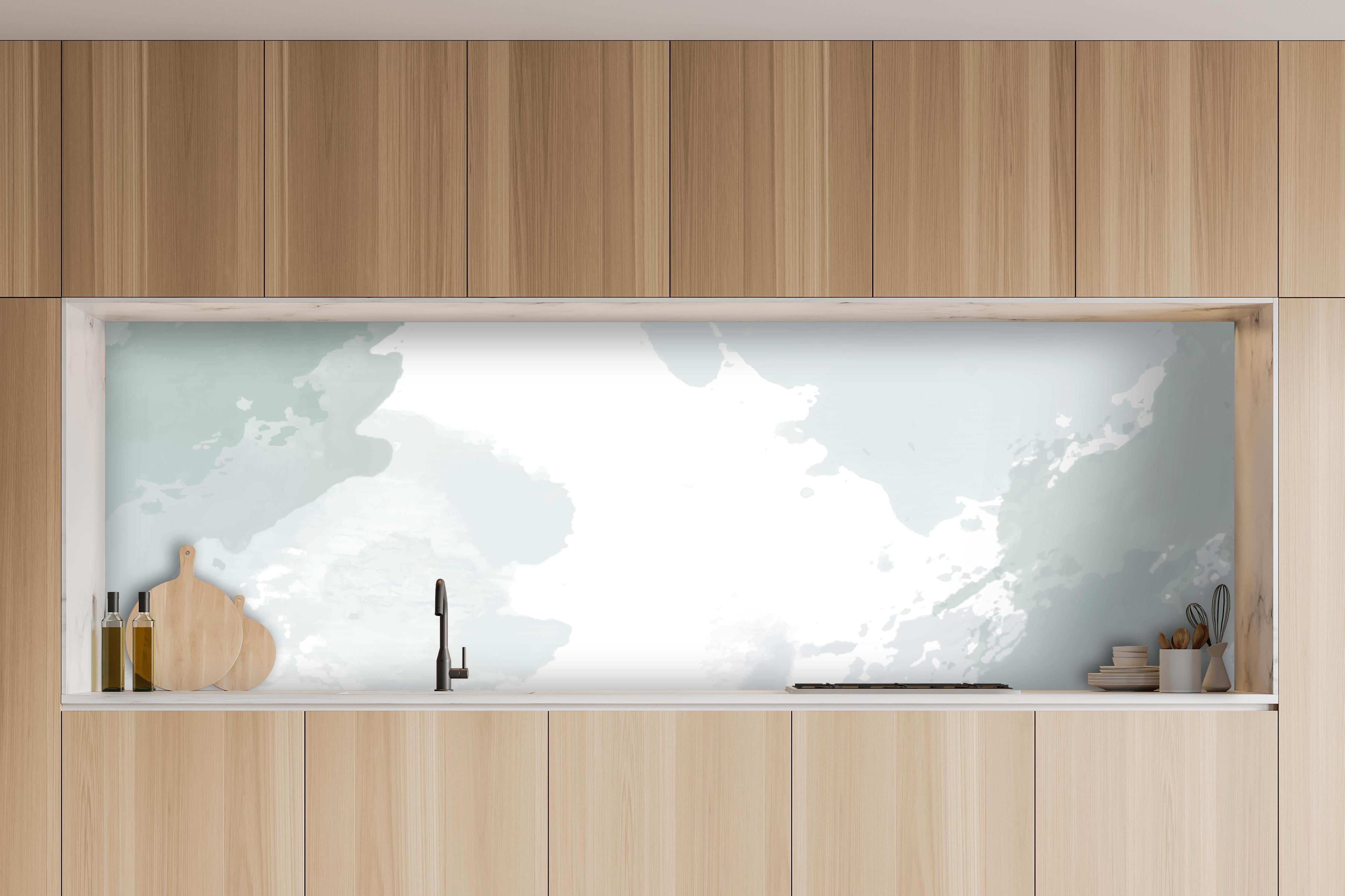 Küche - Moderne Grau-Weiße Kunsttextur hinter weißen Hochglanz-Küchenregalen und schwarzem Wasserhahn