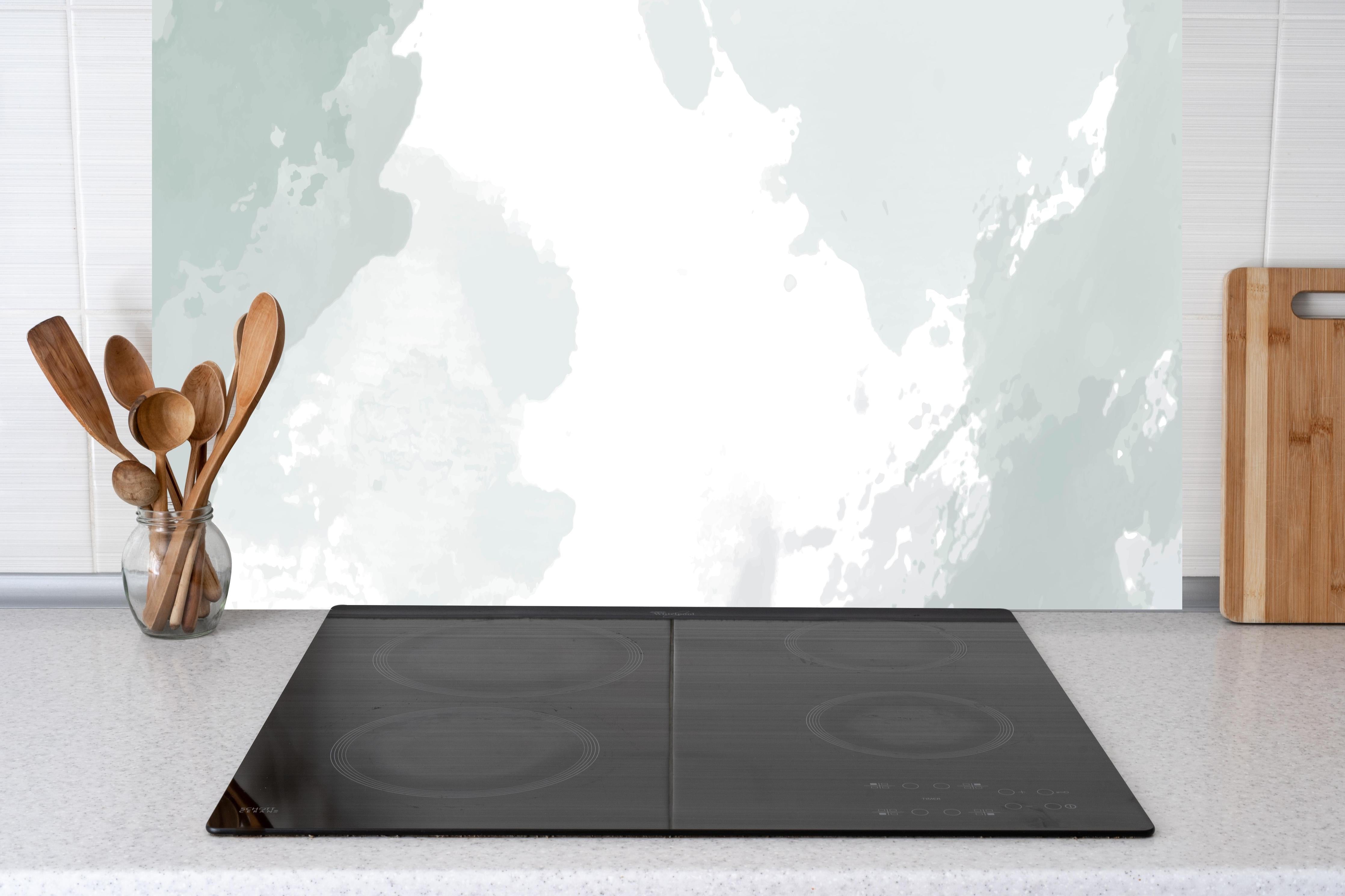 Küche - Moderne Grau-Weiße Kunsttextur hinter weißen Hochglanz-Küchenregalen und schwarzem Wasserhahn