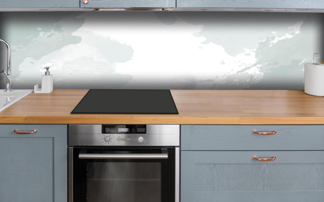 Küche - Moderne Grau-Weiße Kunsttextur hinter weißen Hochglanz-Küchenregalen und schwarzem Wasserhahn