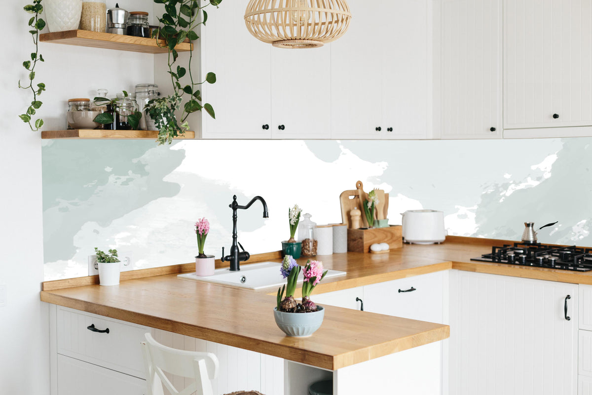 Küche - Moderne Grau-Weiße Kunsttextur hinter weißen Hochglanz-Küchenregalen und schwarzem Wasserhahn