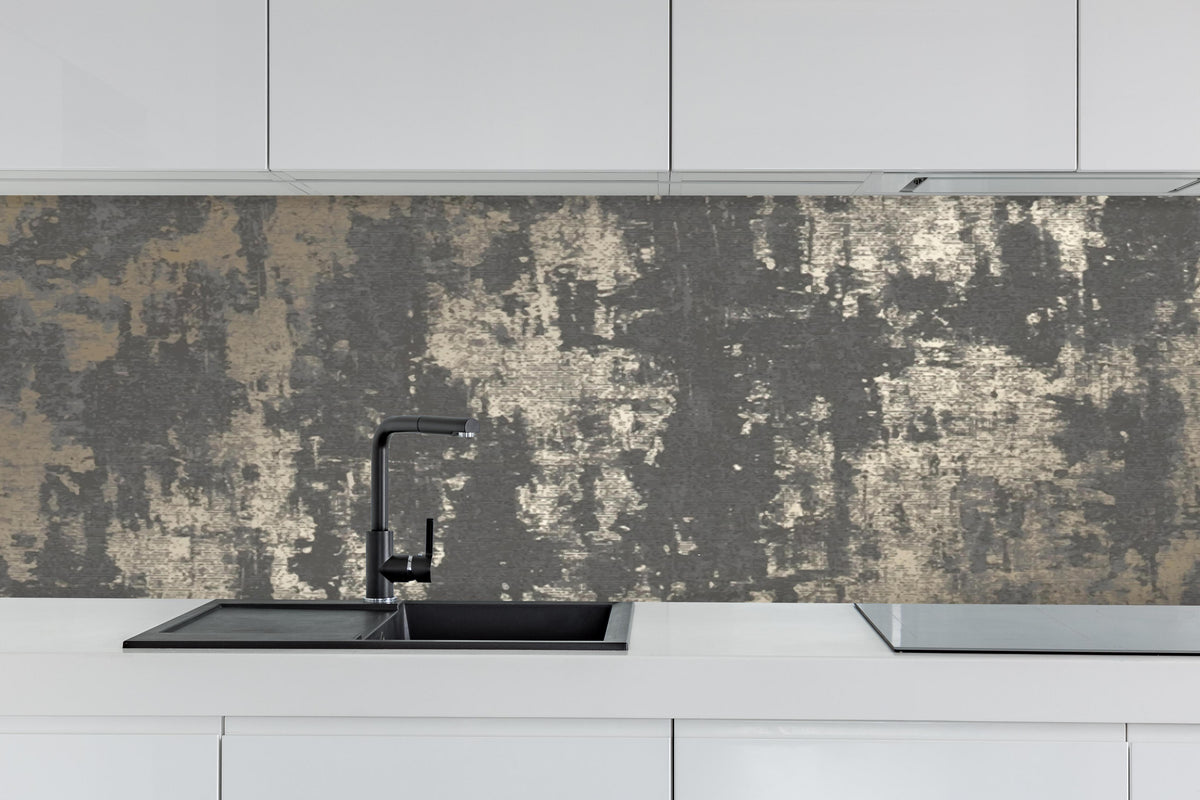 Küche - Moderne Graue Betonstruktur Muster hinter weißen Hochglanz-Küchenregalen und schwarzem Wasserhahn