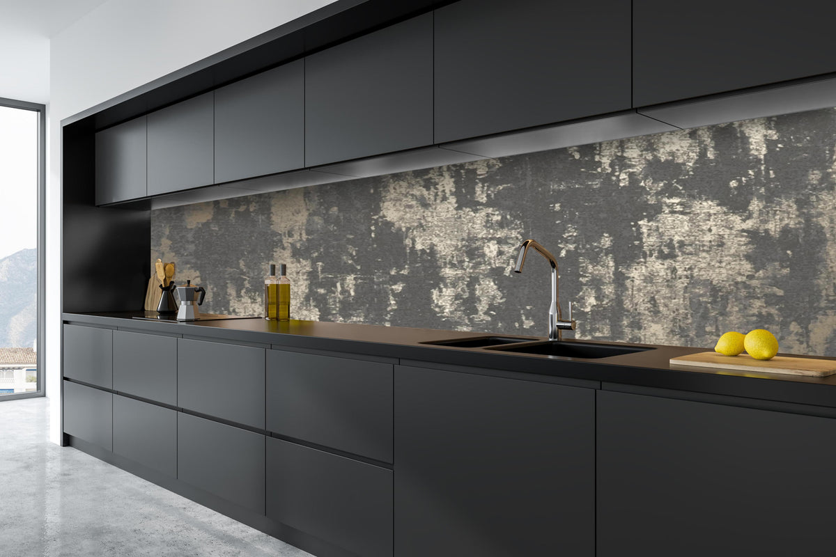 Küche - Moderne Graue Betonstruktur Muster hinter weißen Hochglanz-Küchenregalen und schwarzem Wasserhahn