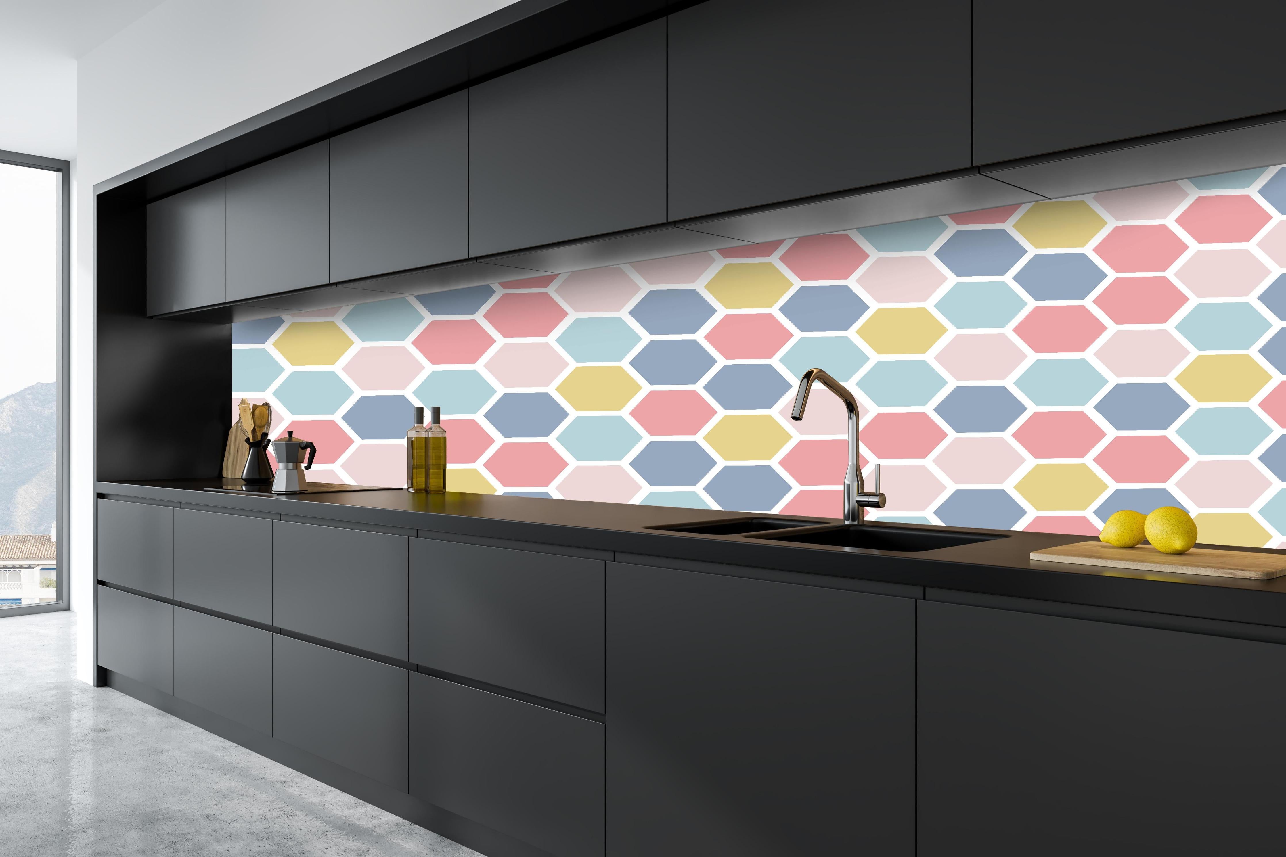 Küche - Moderne Hexagon Muster Wanddekoration hinter weißen Hochglanz-Küchenregalen und schwarzem Wasserhahn