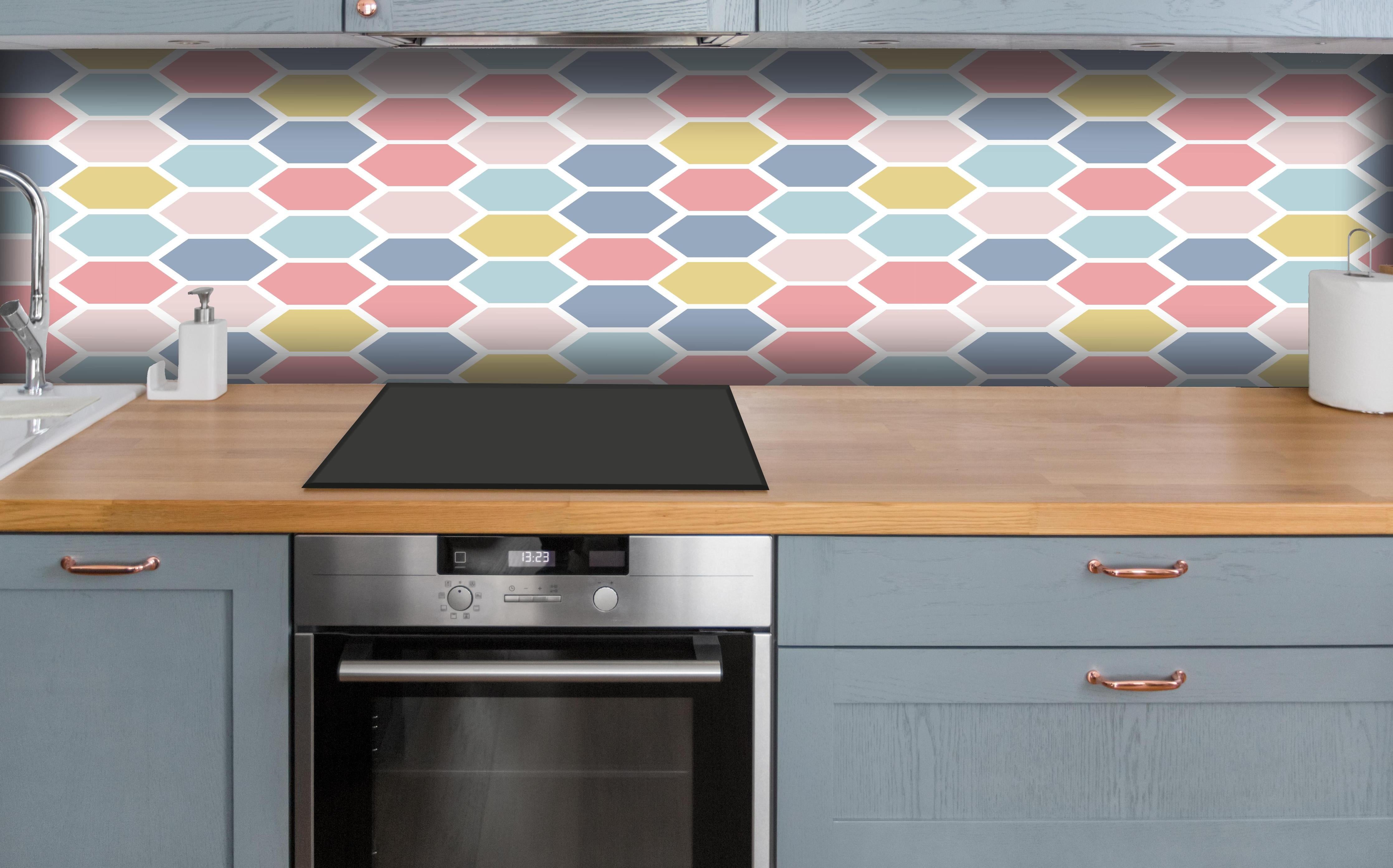 Küche - Moderne Hexagon Muster Wanddekoration hinter weißen Hochglanz-Küchenregalen und schwarzem Wasserhahn