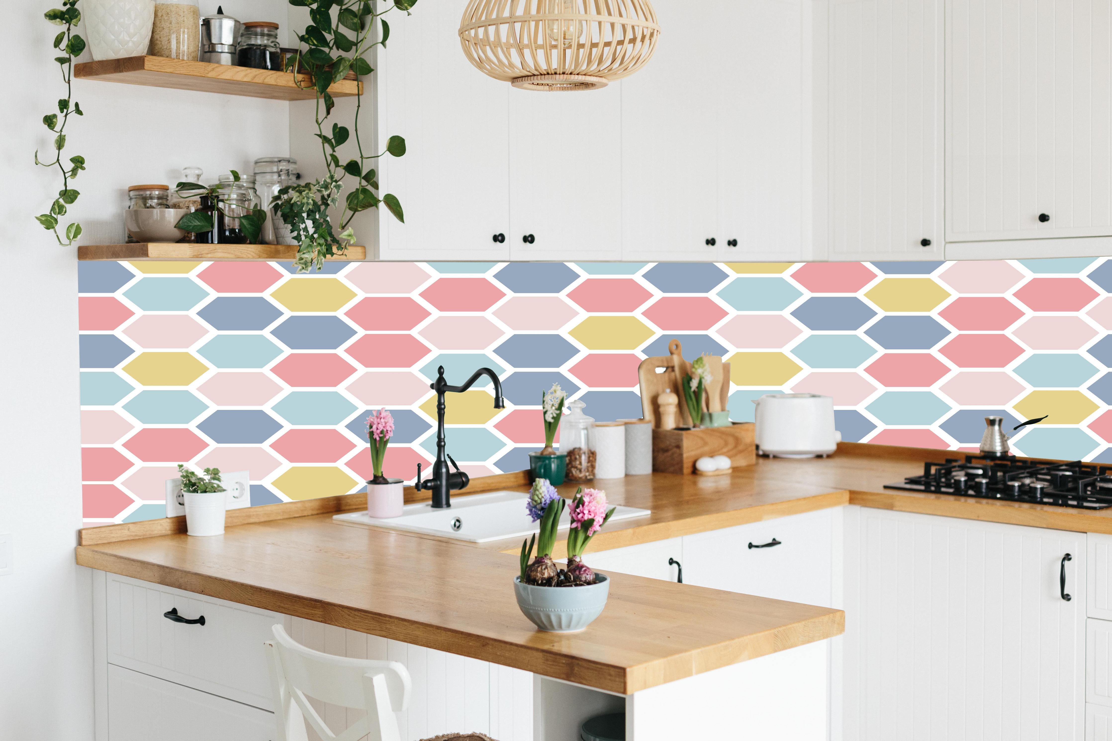 Küche - Moderne Hexagon Muster Wanddekoration hinter weißen Hochglanz-Küchenregalen und schwarzem Wasserhahn