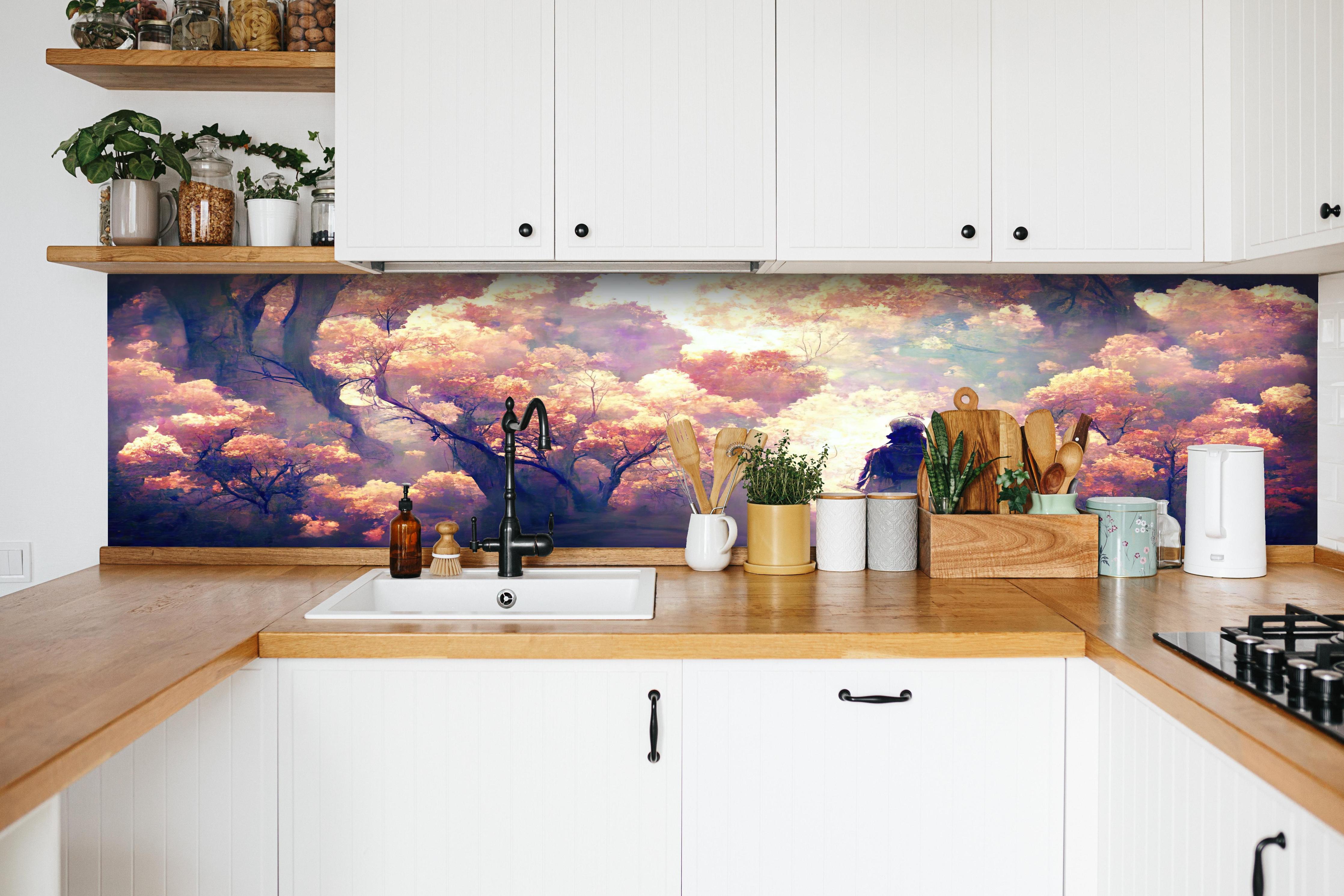 Küche - Moderne Kunst - Person in den Wäldern hinter weißen Hochglanz-Küchenregalen und schwarzem Wasserhahn