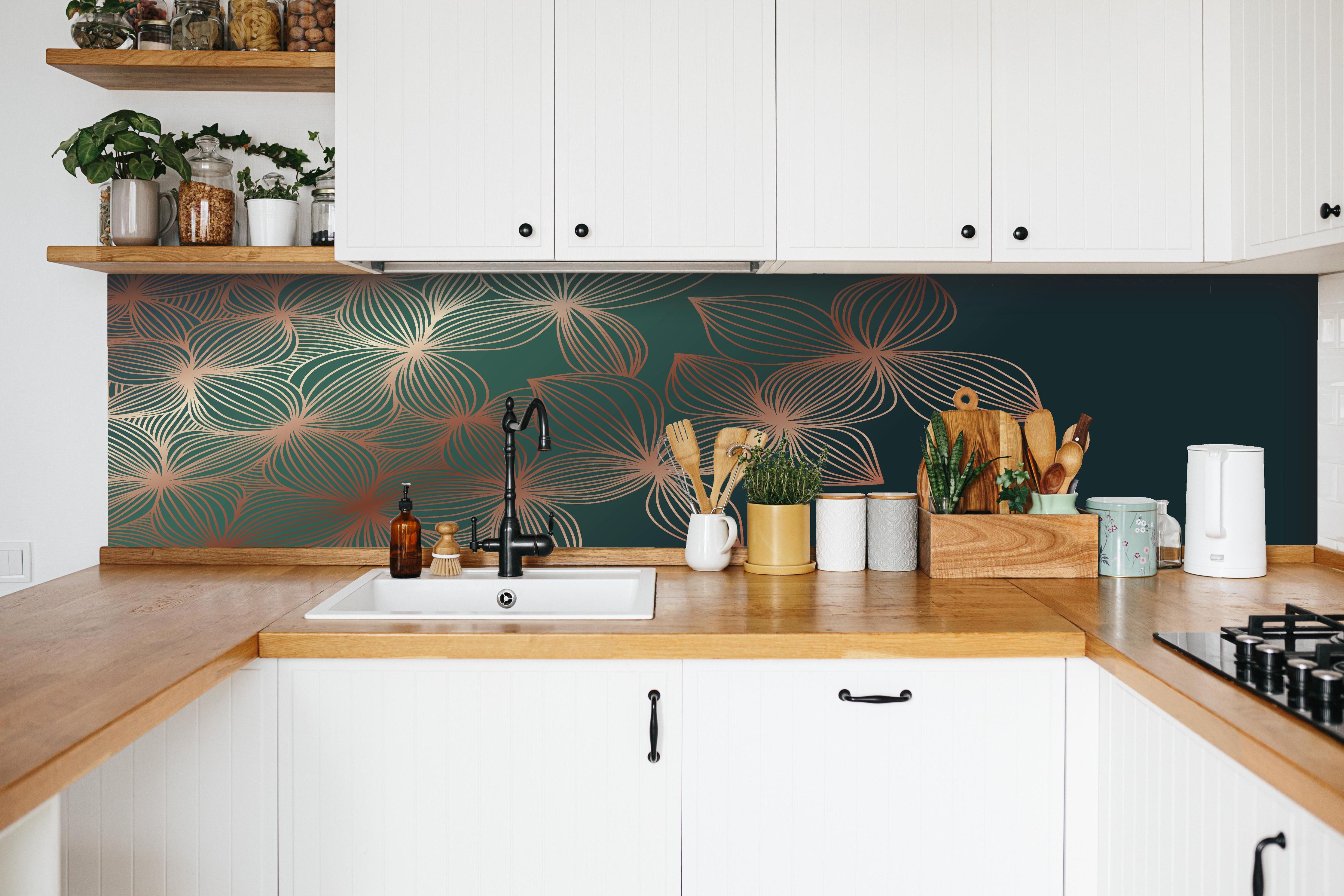 Küche - Moderne Lineart Blumen Illustration hinter weißen Hochglanz-Küchenregalen und schwarzem Wasserhahn