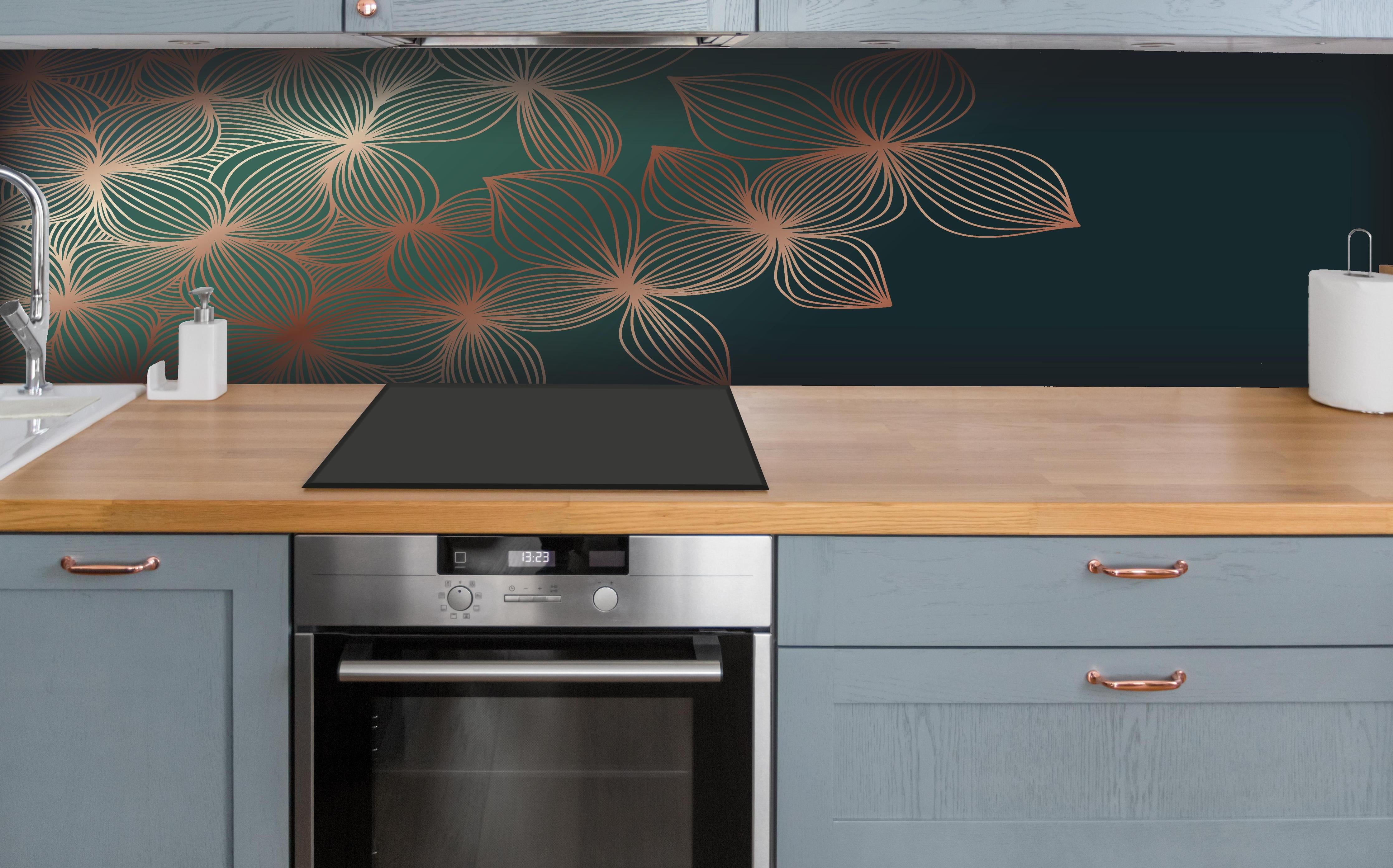 Küche - Moderne Lineart Blumen Illustration hinter weißen Hochglanz-Küchenregalen und schwarzem Wasserhahn