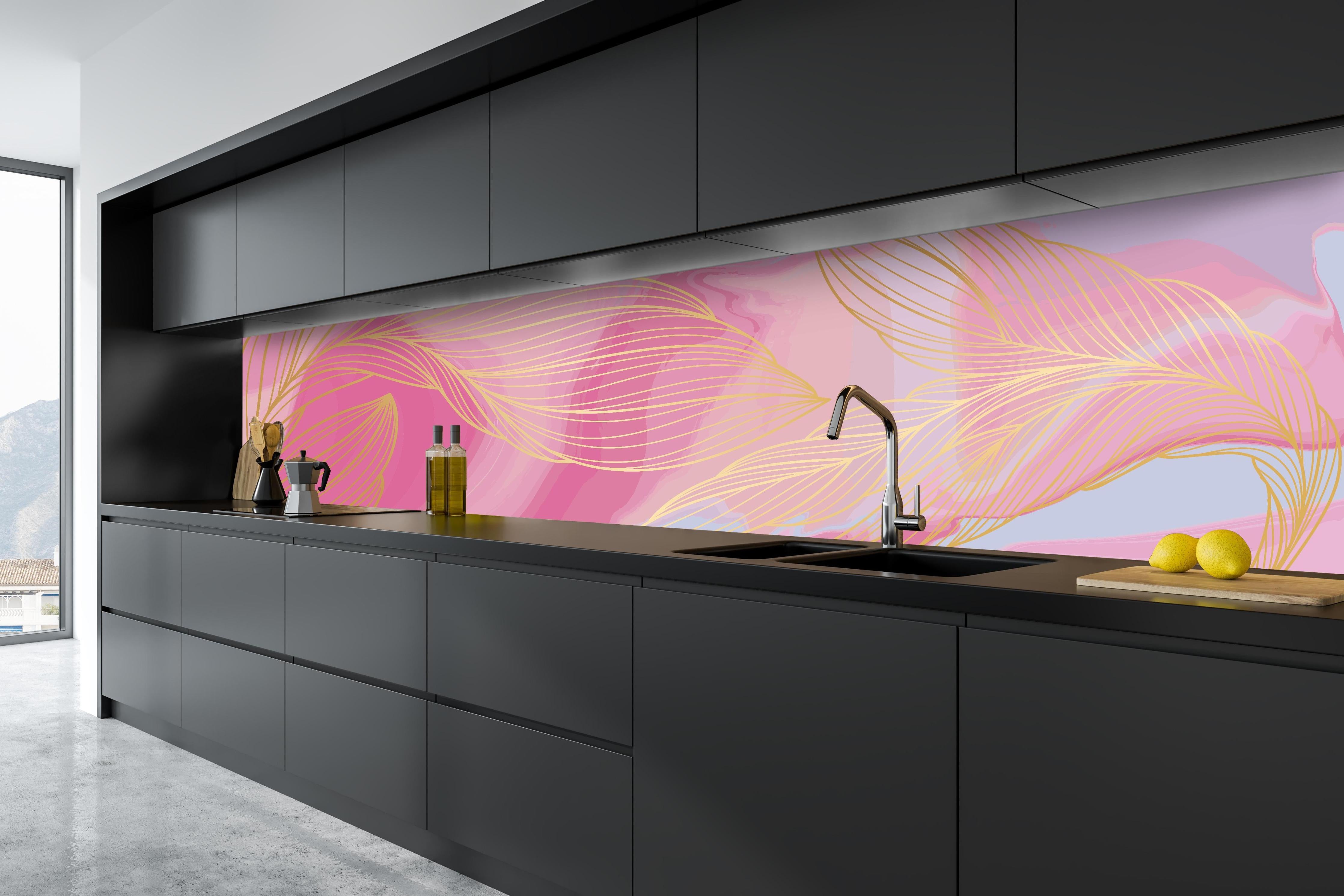 Küche - Moderne Rosa und Gelbe Wellenlinien Kunst hinter weißen Hochglanz-Küchenregalen und schwarzem Wasserhahn