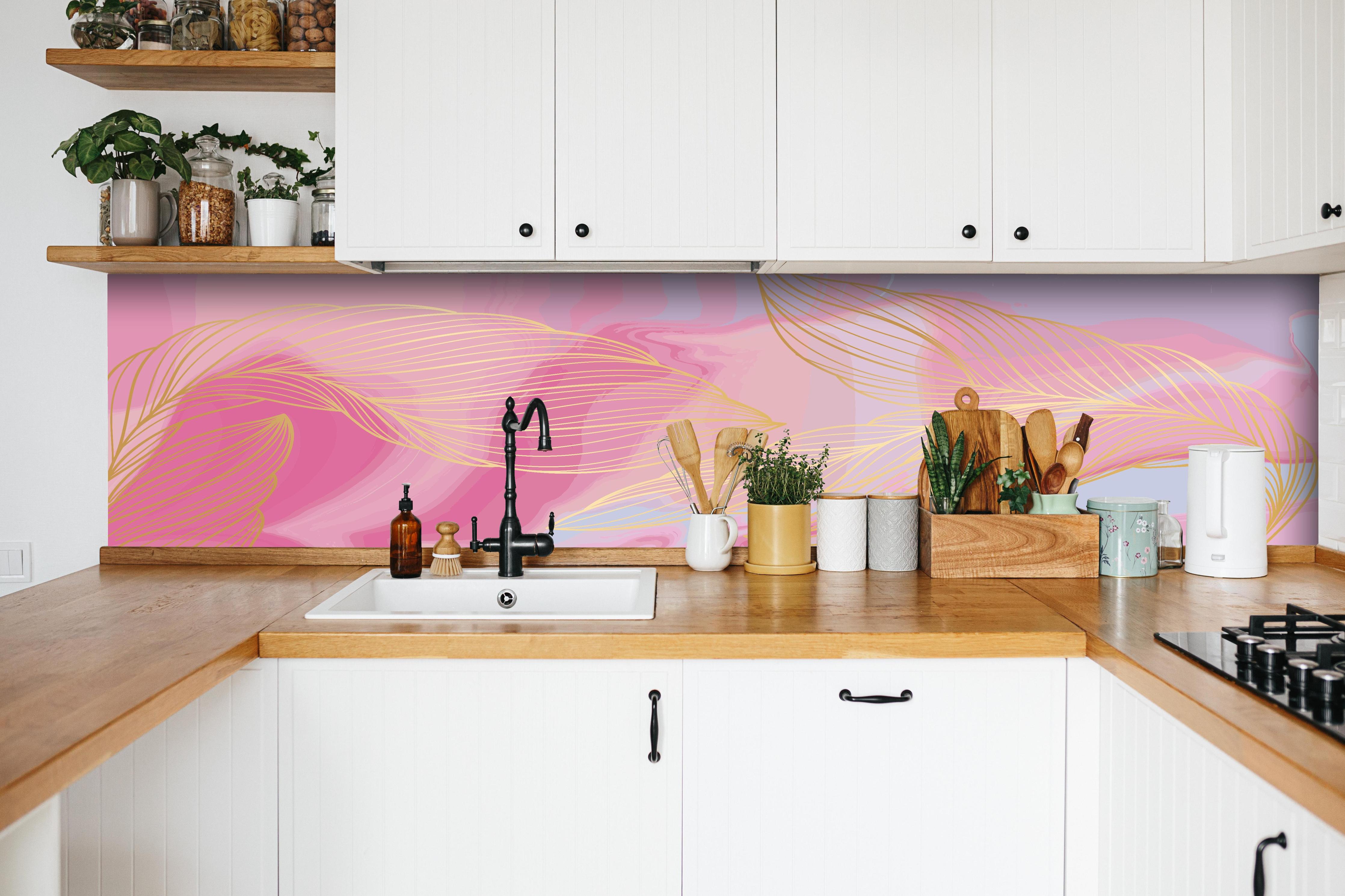 Küche - Moderne Rosa und Gelbe Wellenlinien Kunst hinter weißen Hochglanz-Küchenregalen und schwarzem Wasserhahn
