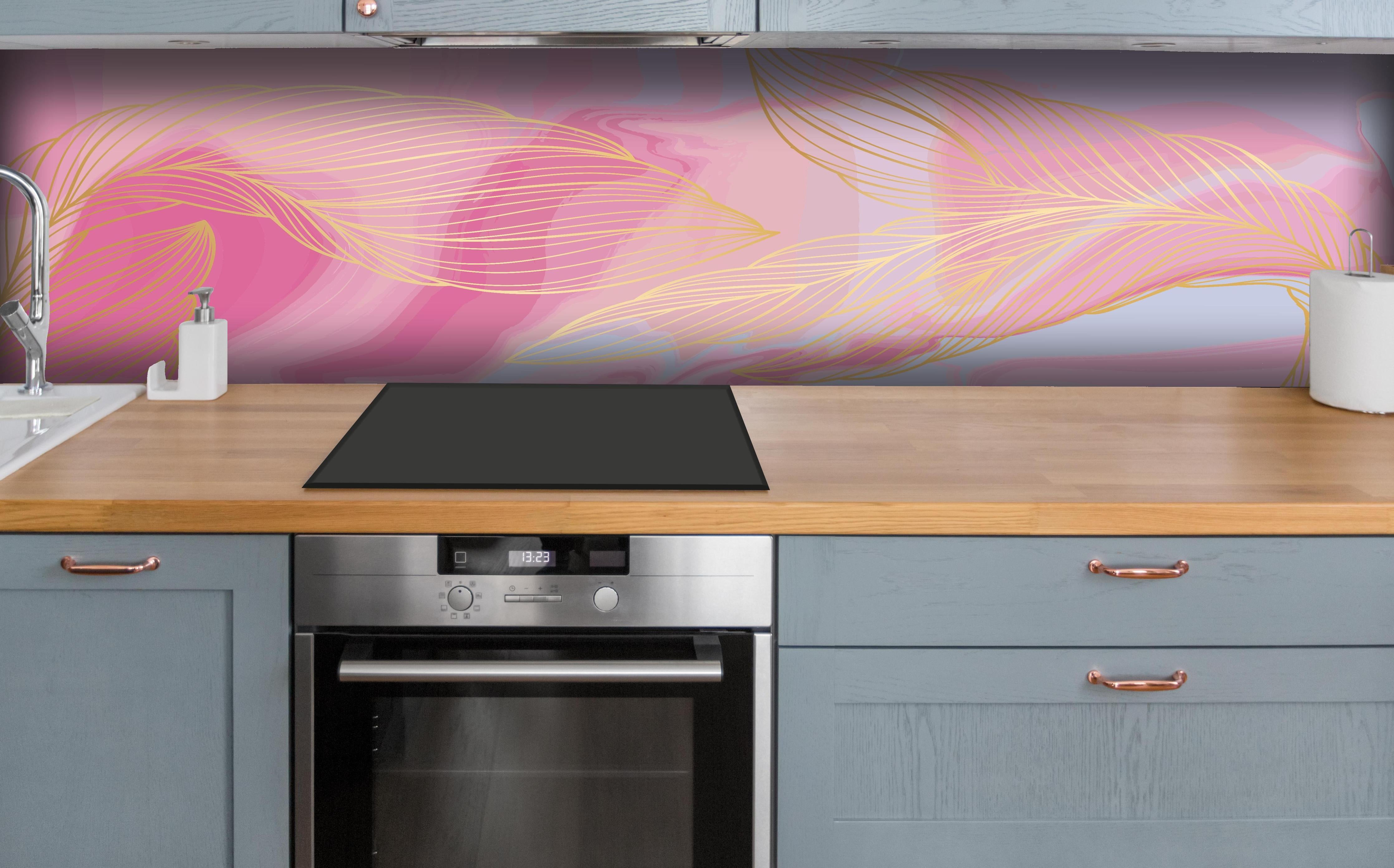 Küche - Moderne Rosa und Gelbe Wellenlinien Kunst hinter weißen Hochglanz-Küchenregalen und schwarzem Wasserhahn